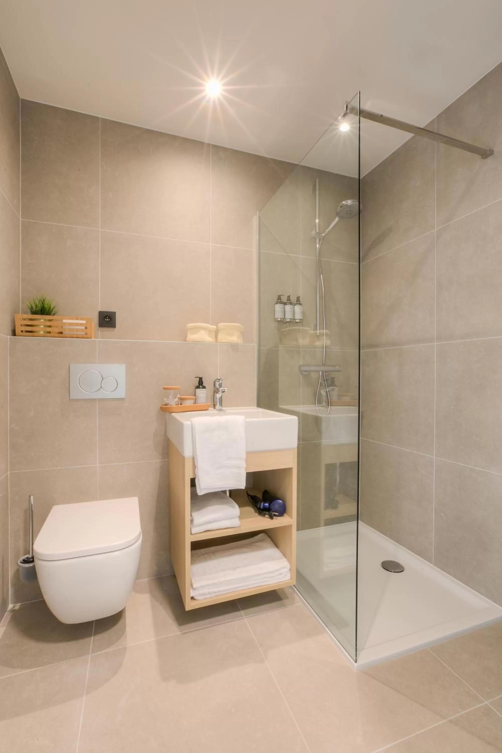 Bathroom in Bloomhotel