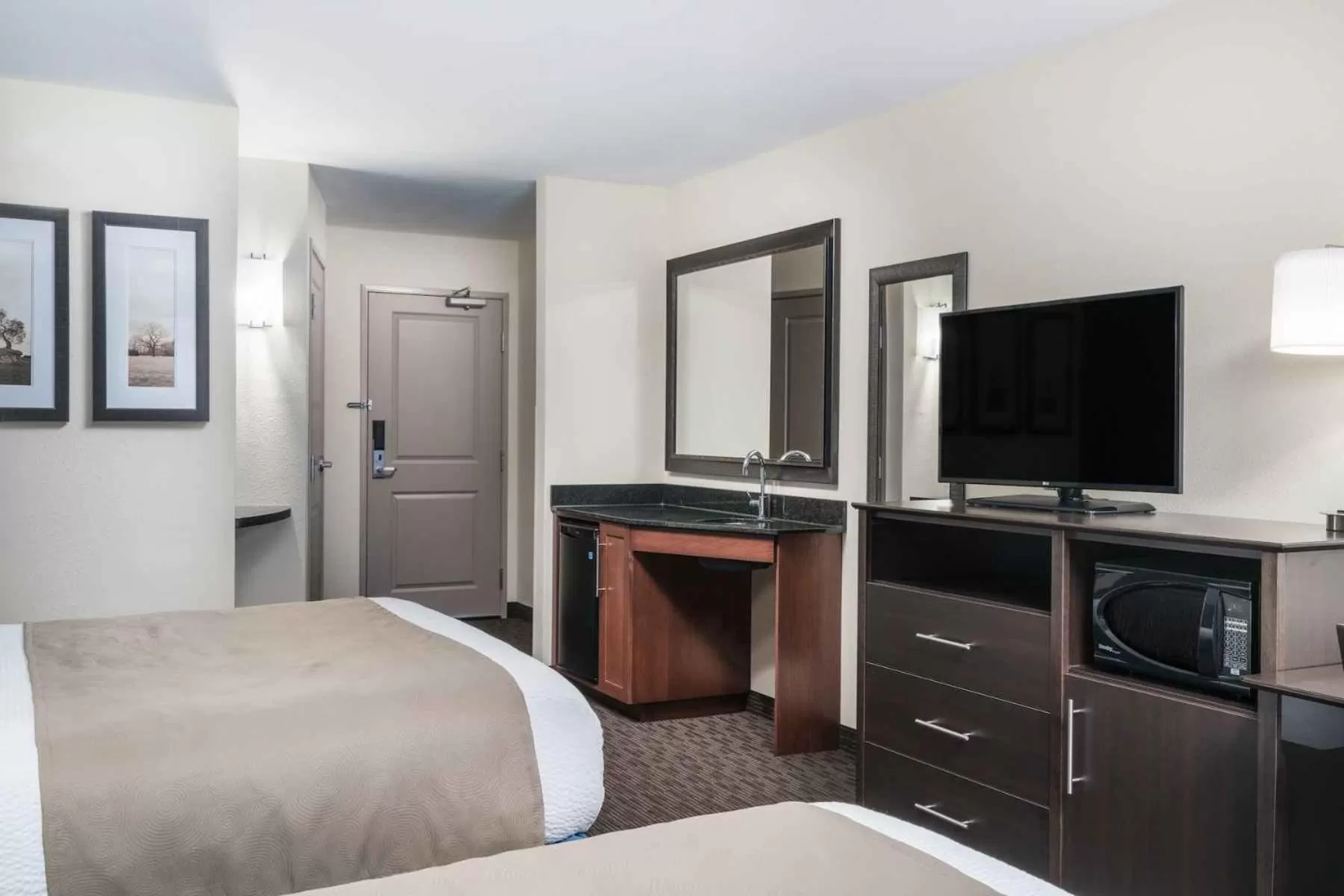 TV and multimedia, Bed in AmericInn by Wyndham Windom