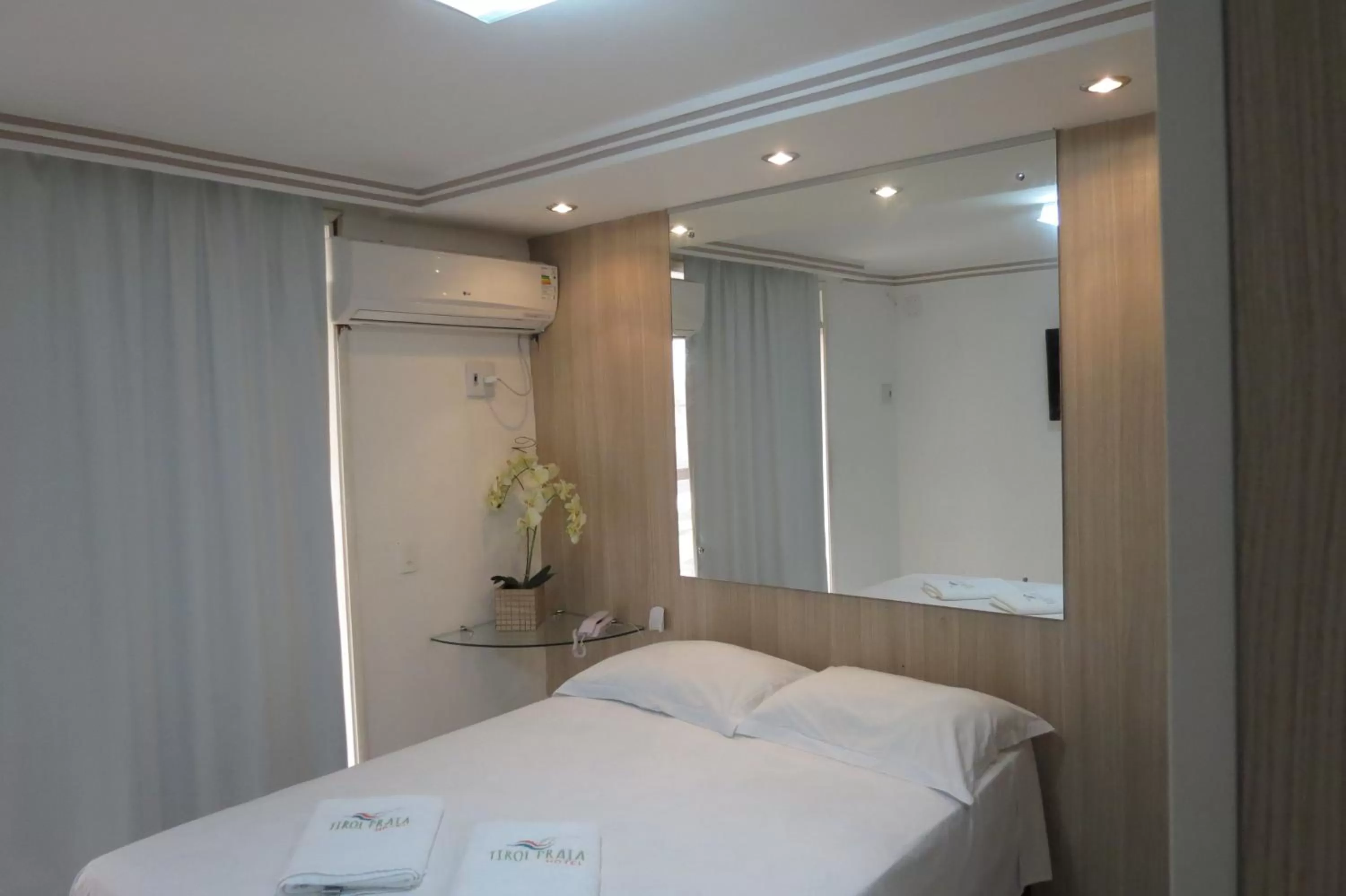 Bedroom, Bed in Tirol Praia Hotel