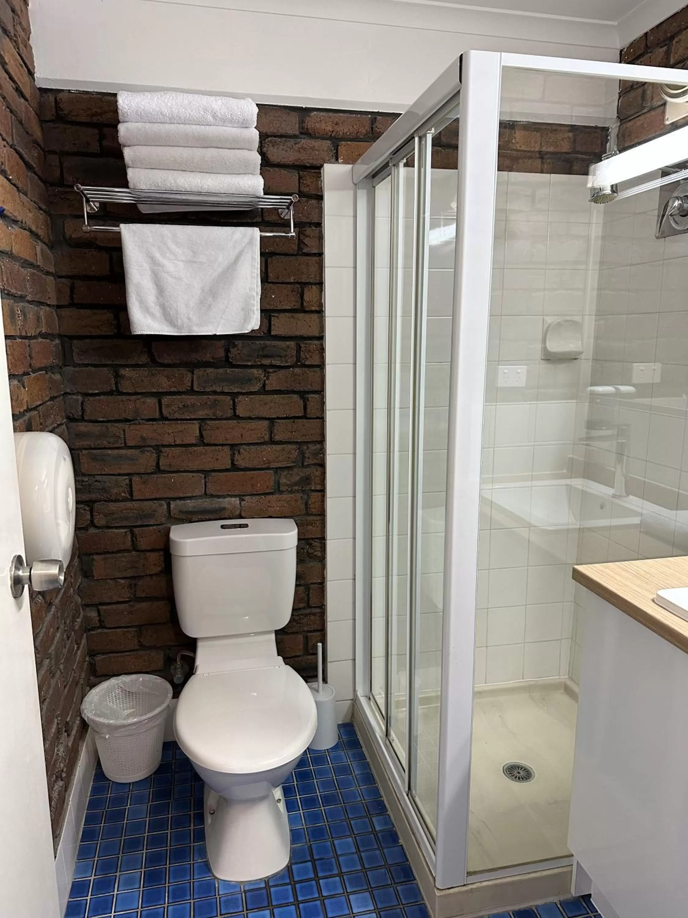 Shower in Logan City Motor Inn