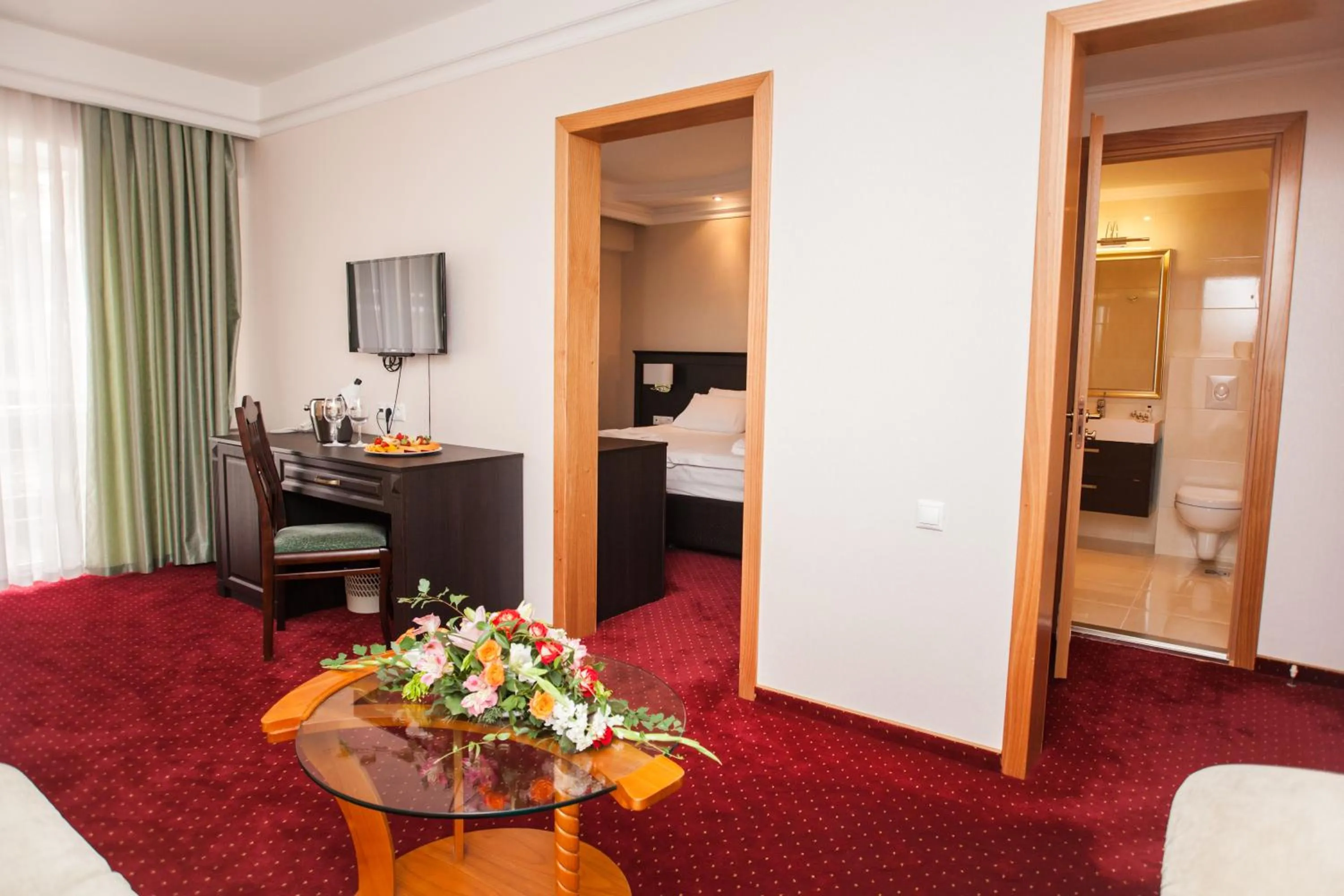 Seating area, TV/Entertainment Center in Jazz Hotel