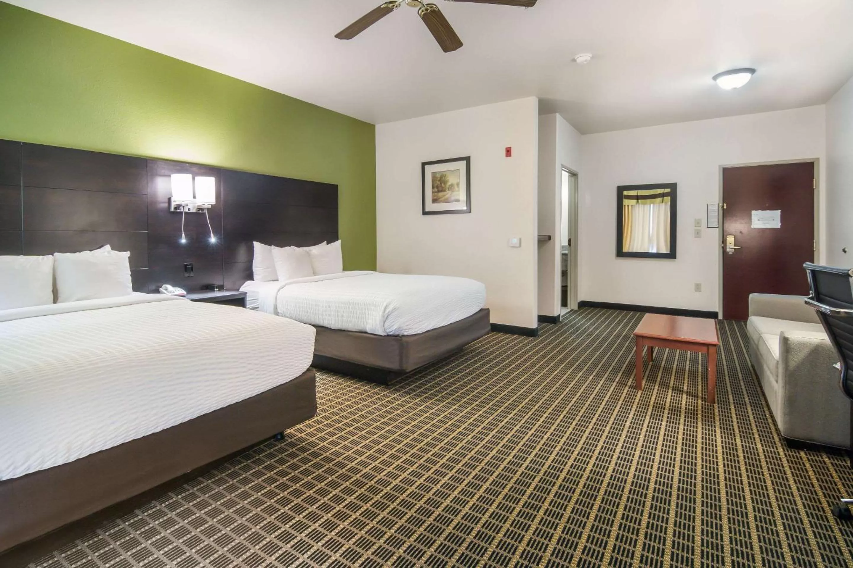 Photo of the whole room, Bed in Clarion Inn & Suites Weatherford South