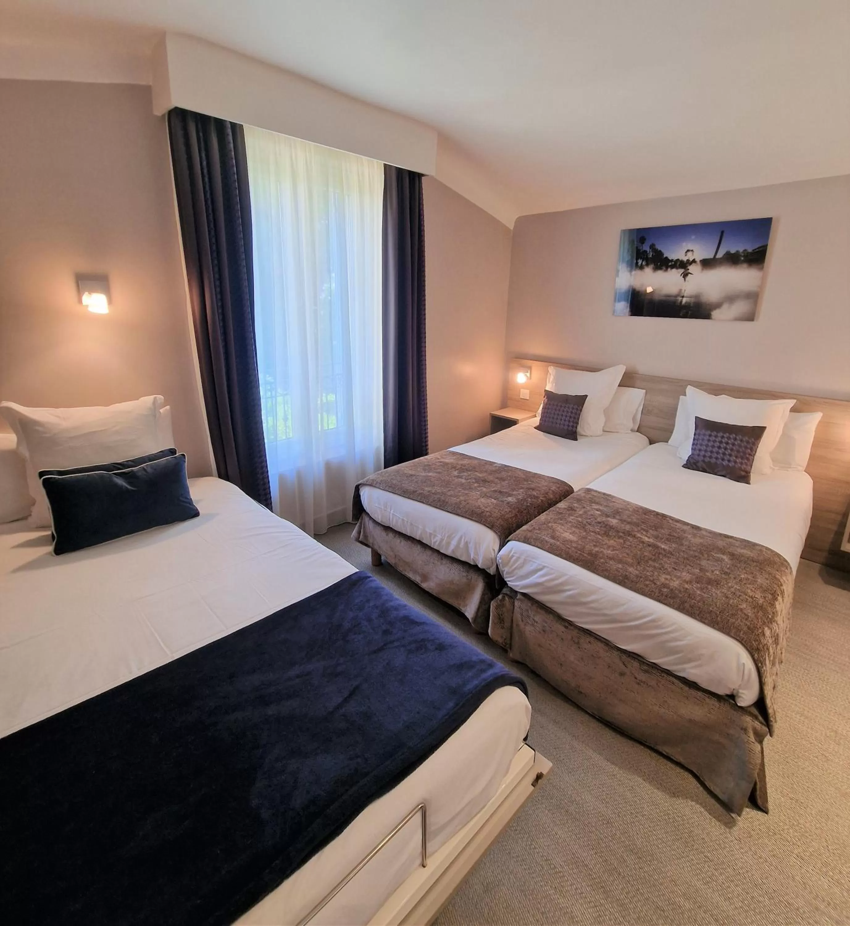 Bed in Hôtel de la Fontaine