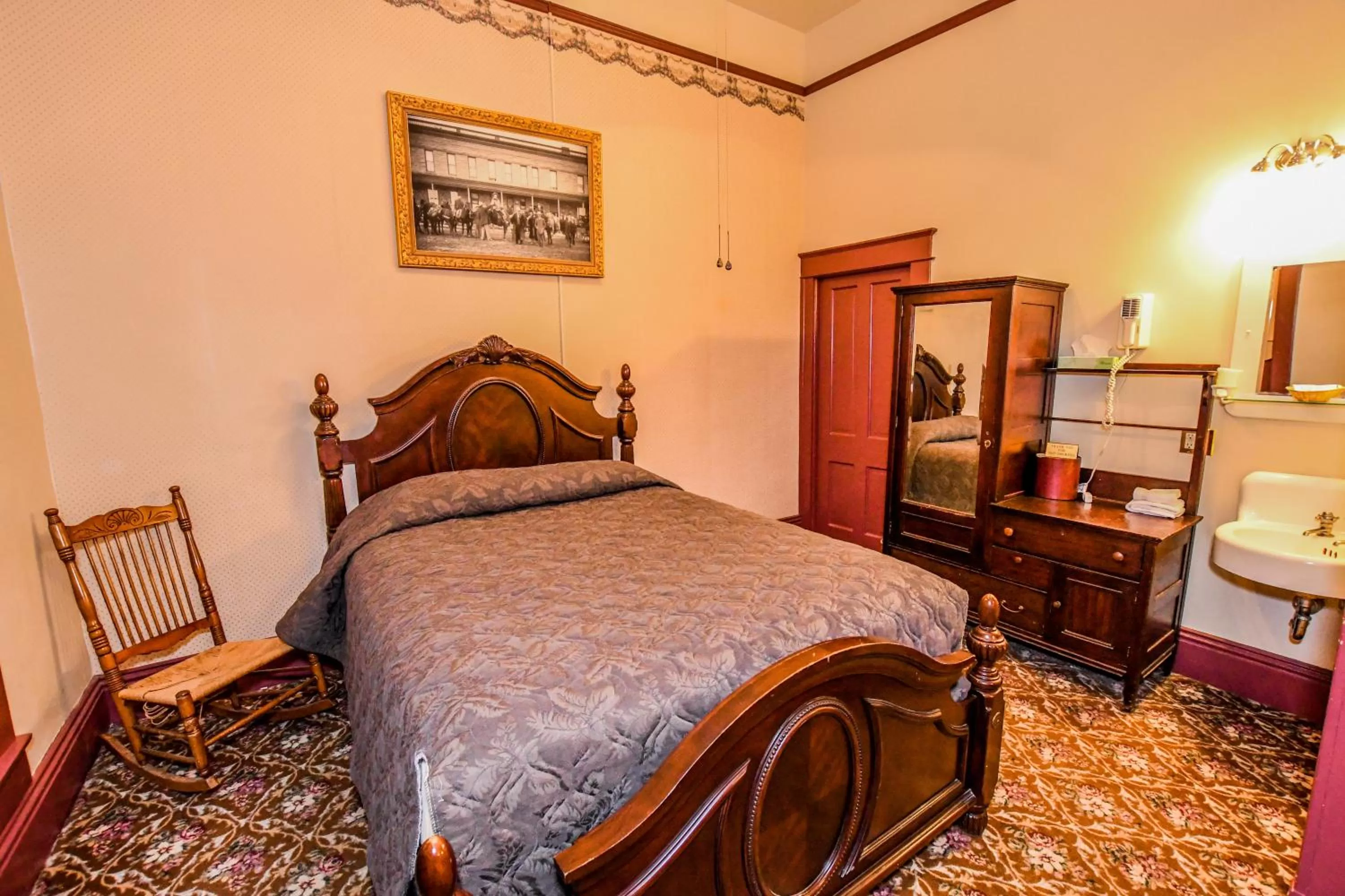 Bedroom, Bed in Irma Hotel