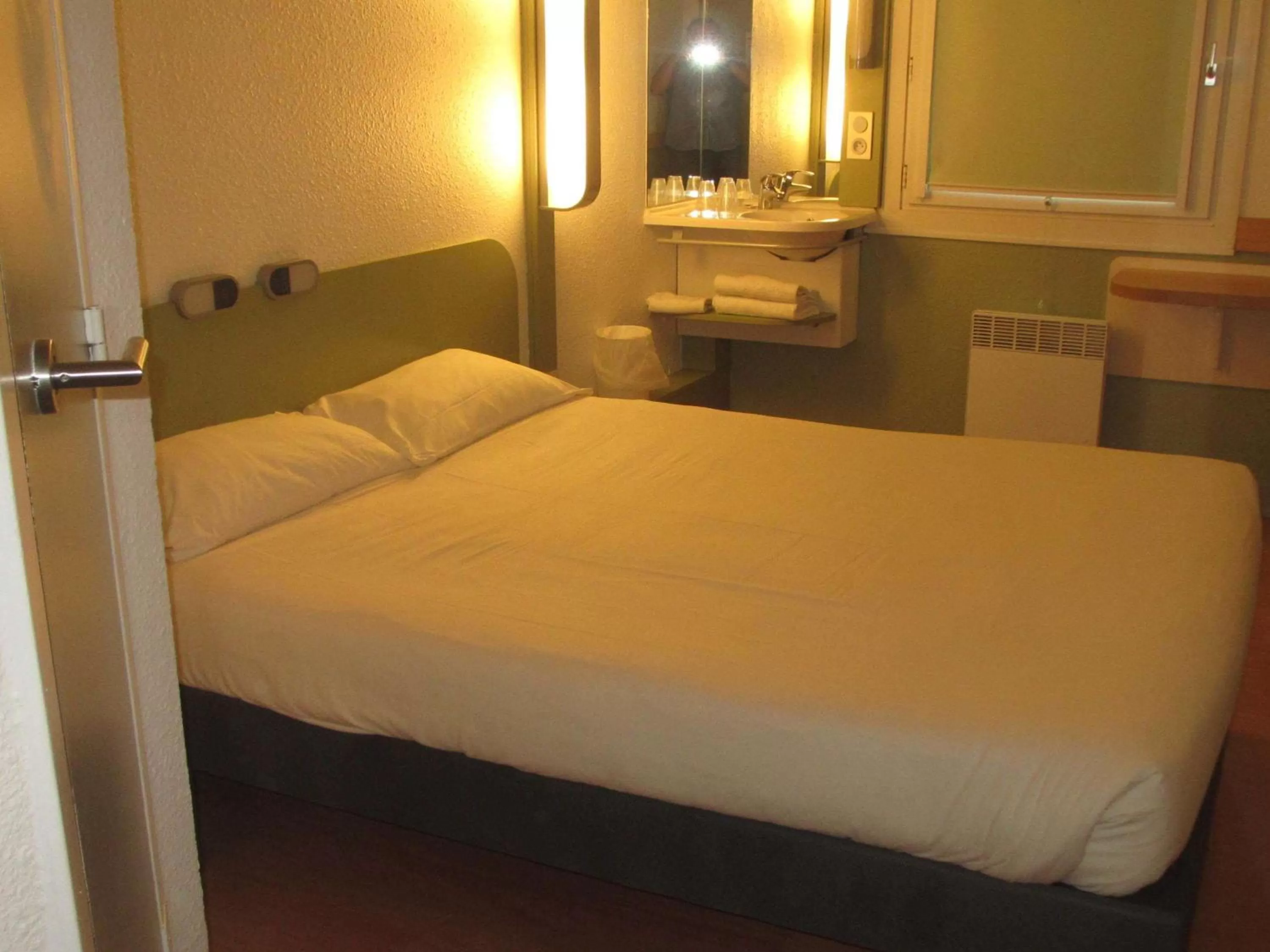 Photo of the whole room, Bed in IBIS Budget Aix en Provence Est Le Canet