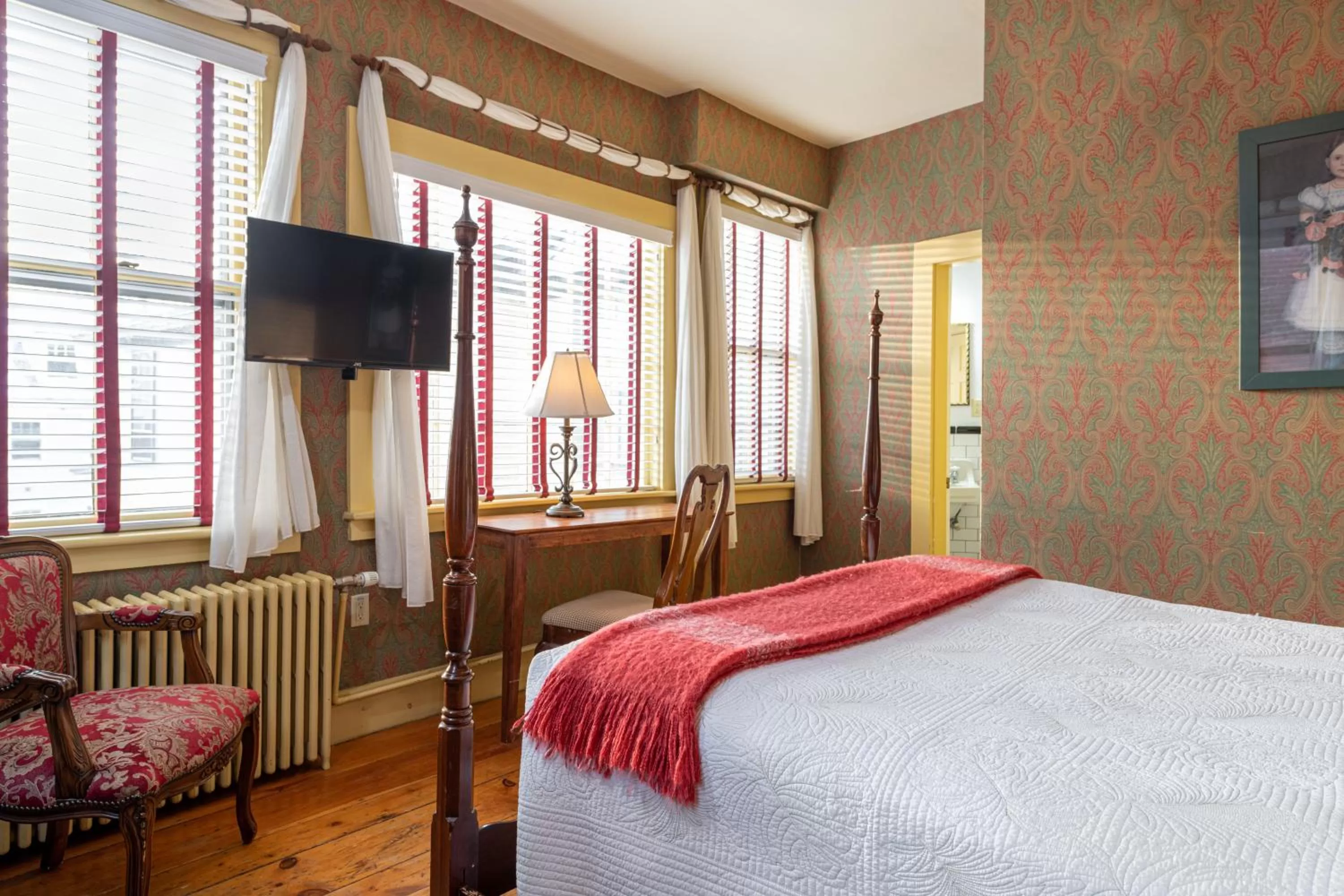 Bed in The Norwich Inn