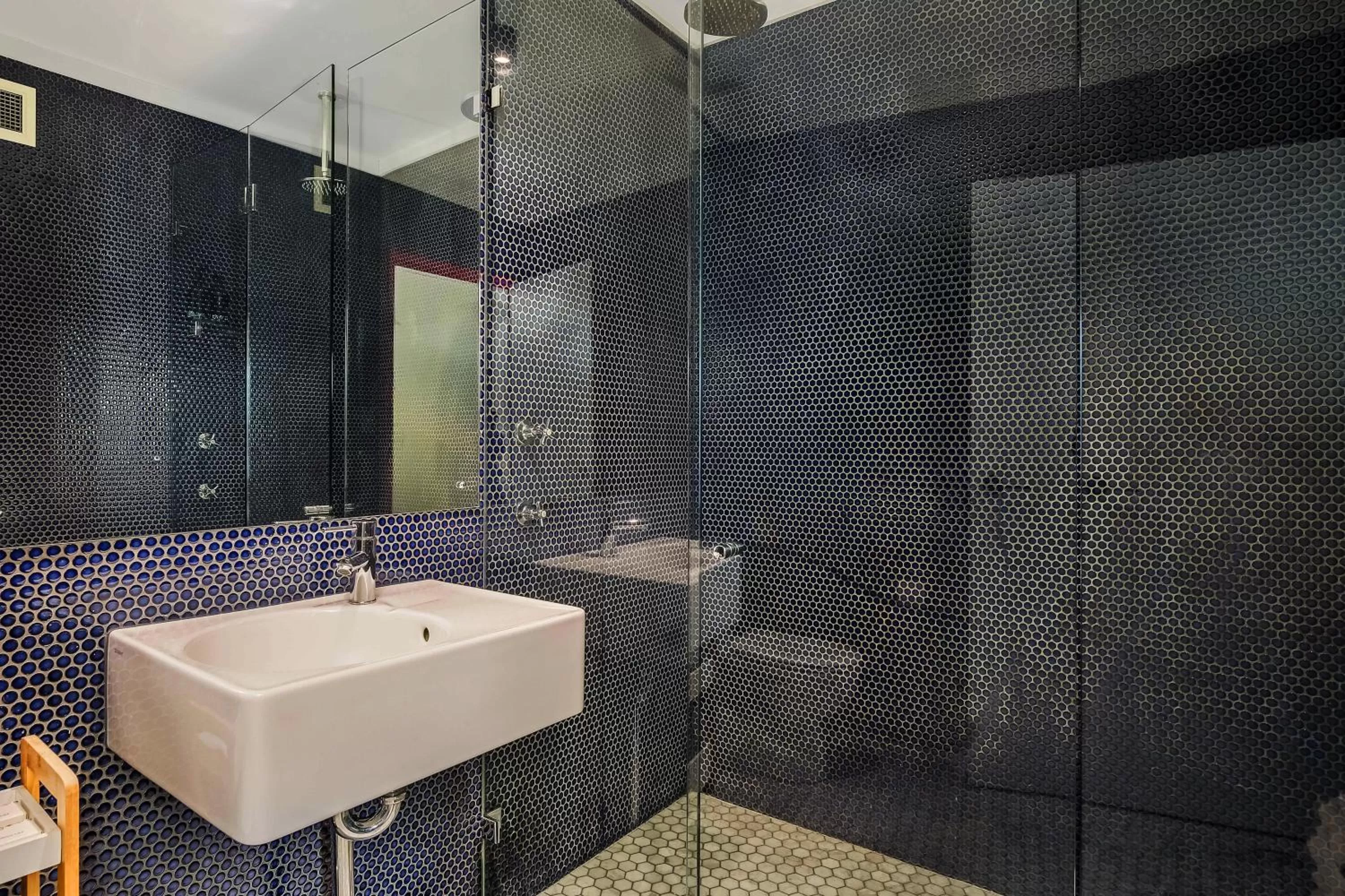 Shower in The Urban Newtown