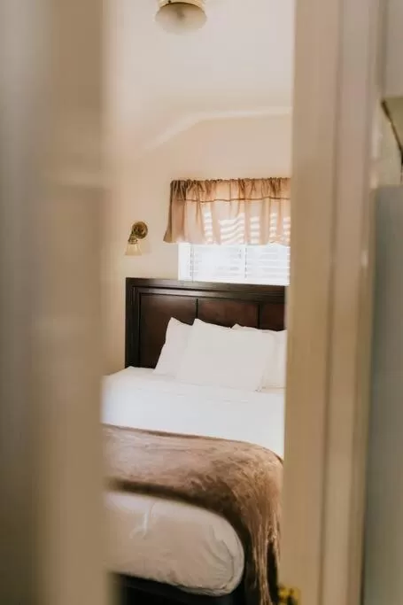 Bedroom, Bed in The Long Barn Lodge