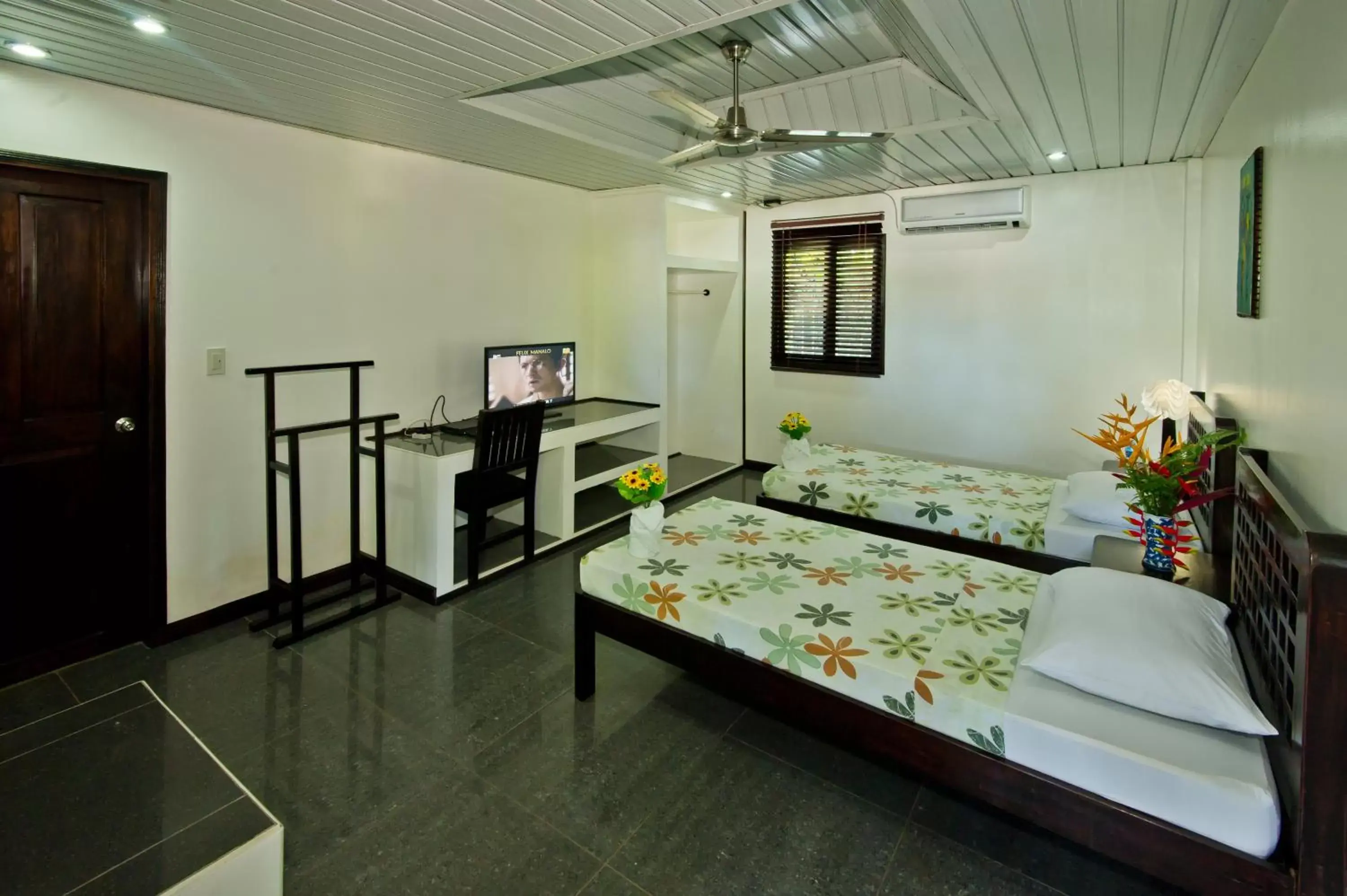 Deluxe Twin Room in Balay Tuko Garden Inn Deluxe Twin Room in Balay Tuko Garden Inn