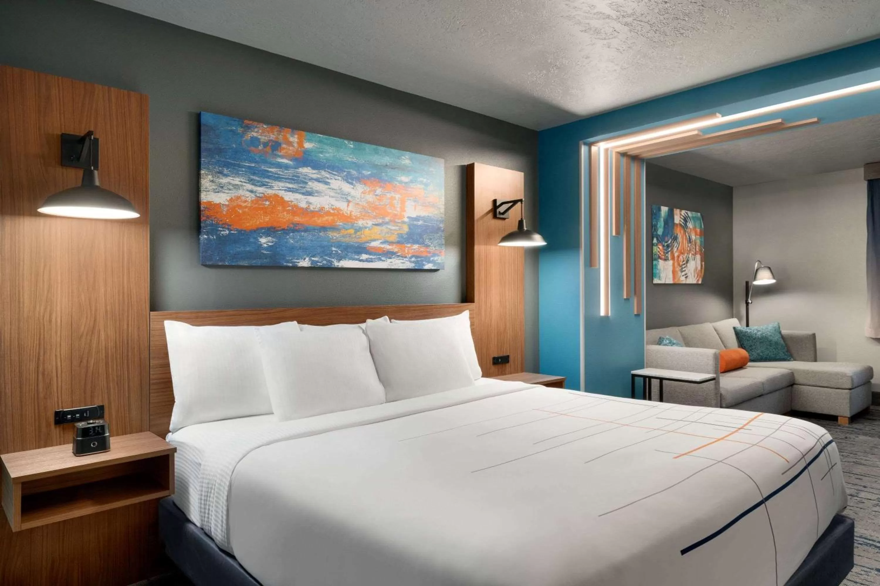 Bed in La Quinta Inn & Suites by Wyndham Springfield