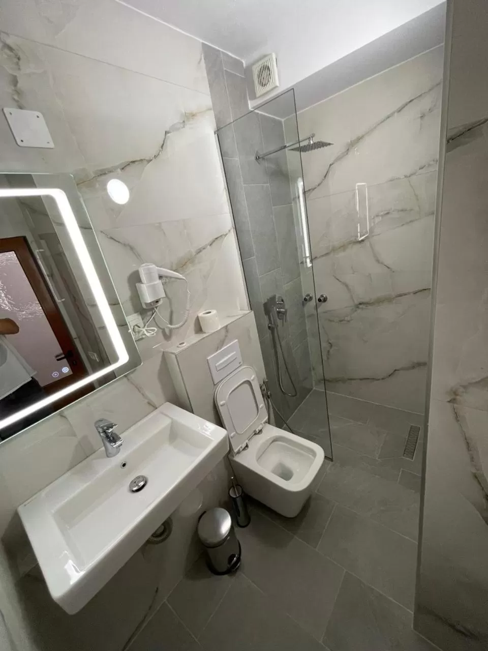 Shower, Bathroom in Hotel Belvedere