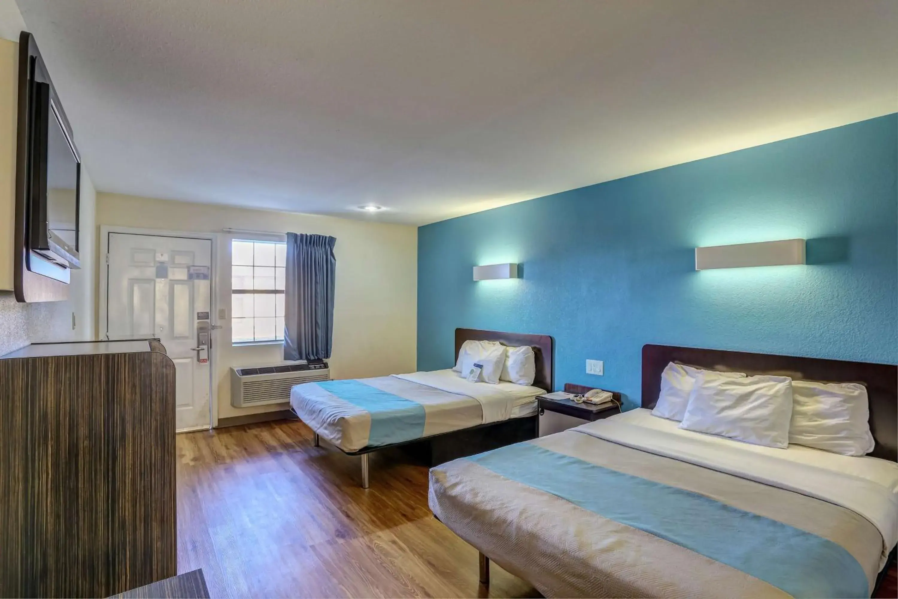 Queen Room with Two Queen Beds - Non-Smoking in Motel 6-Dickson, TN Queen Room with Two Queen Beds - Non-Smoking in Motel 6-Dickson, TN