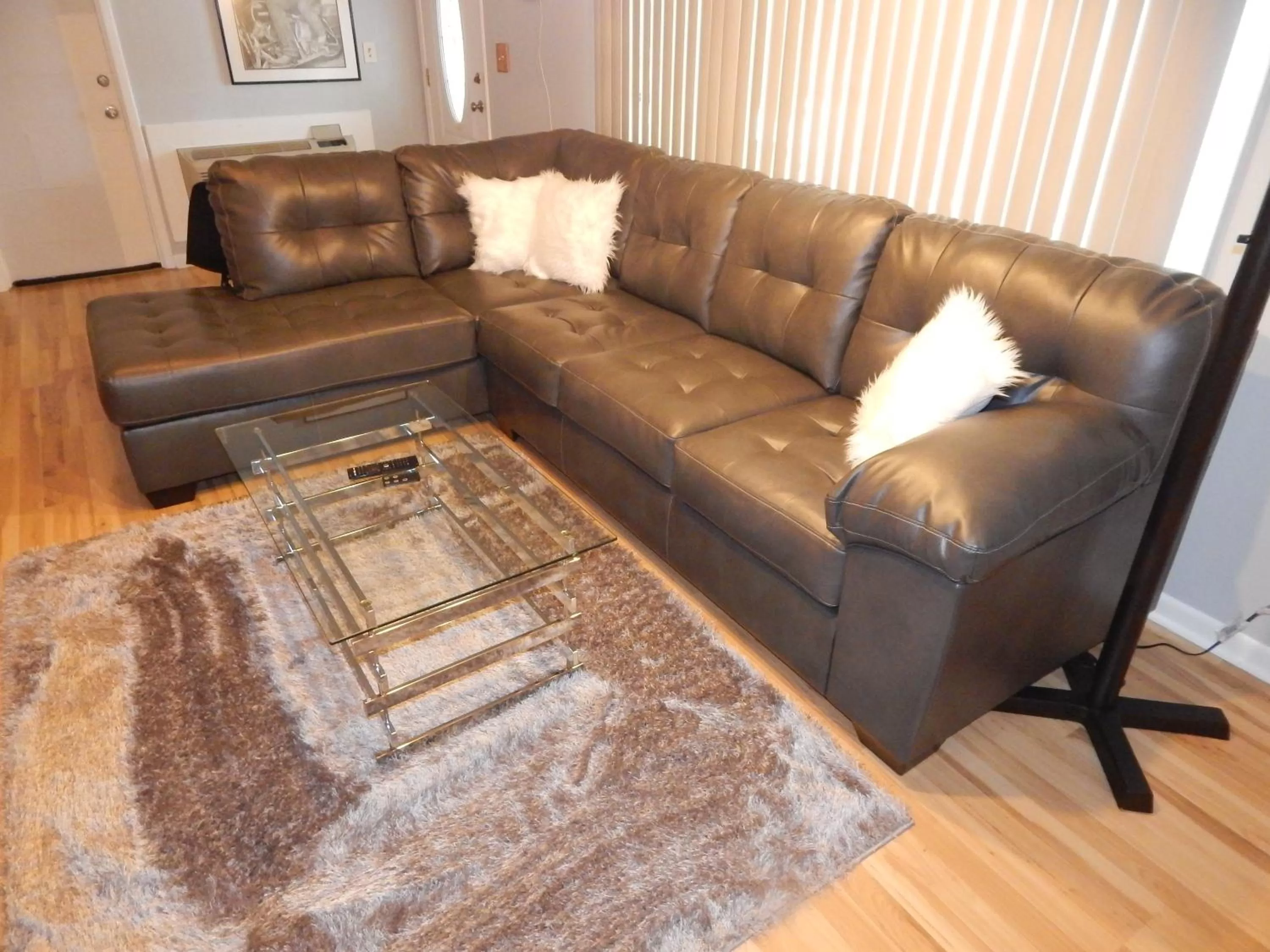 Living room in Sunset Motel