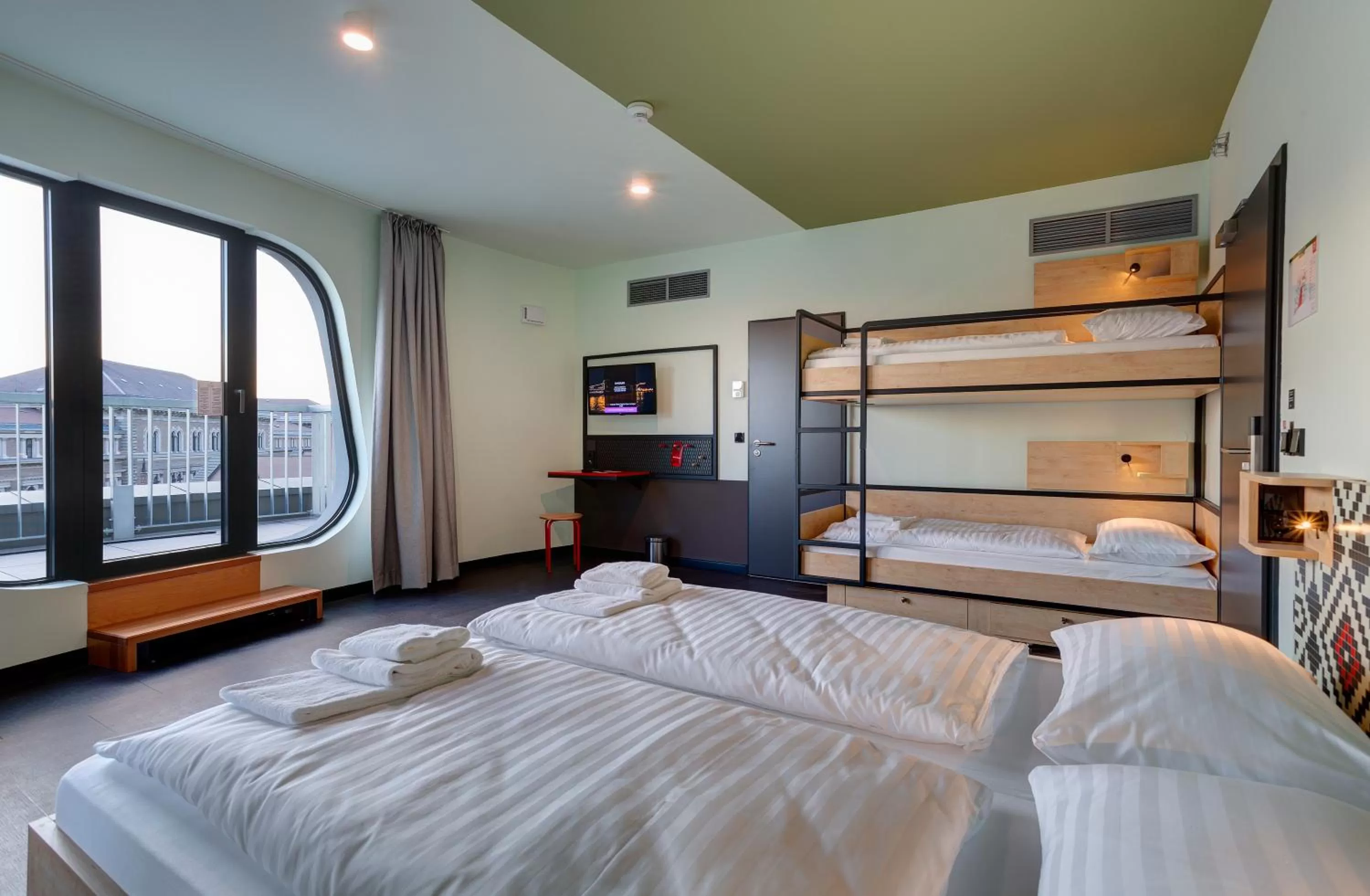 Photo of the whole room in MEININGER Budapest Great Market Hall