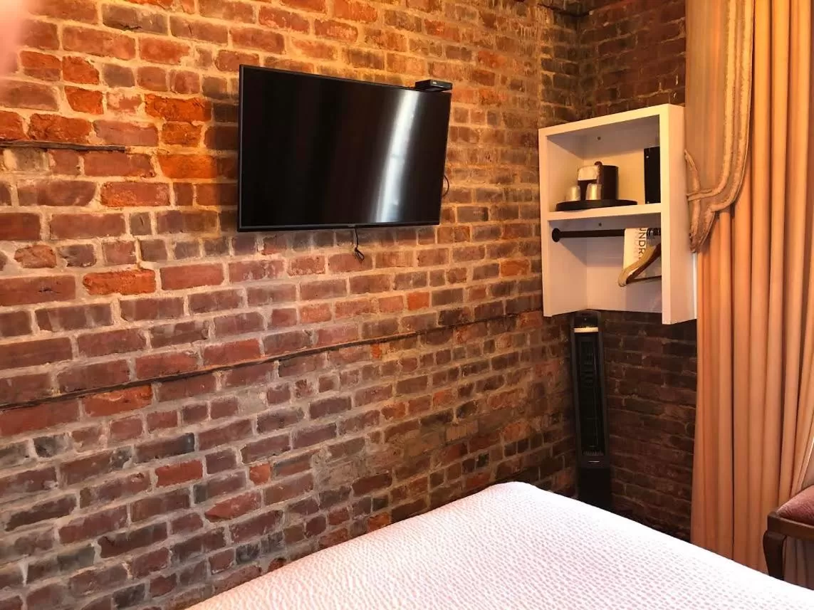 TV and multimedia, Bed in Lafitte Hotel & Bar