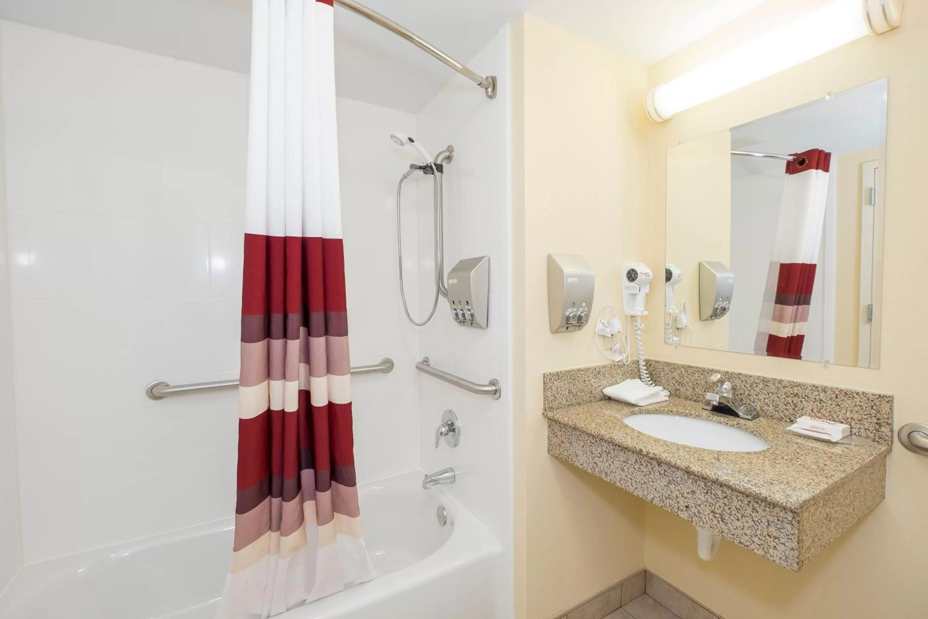 Bathroom in Red Roof Inn Annapolis