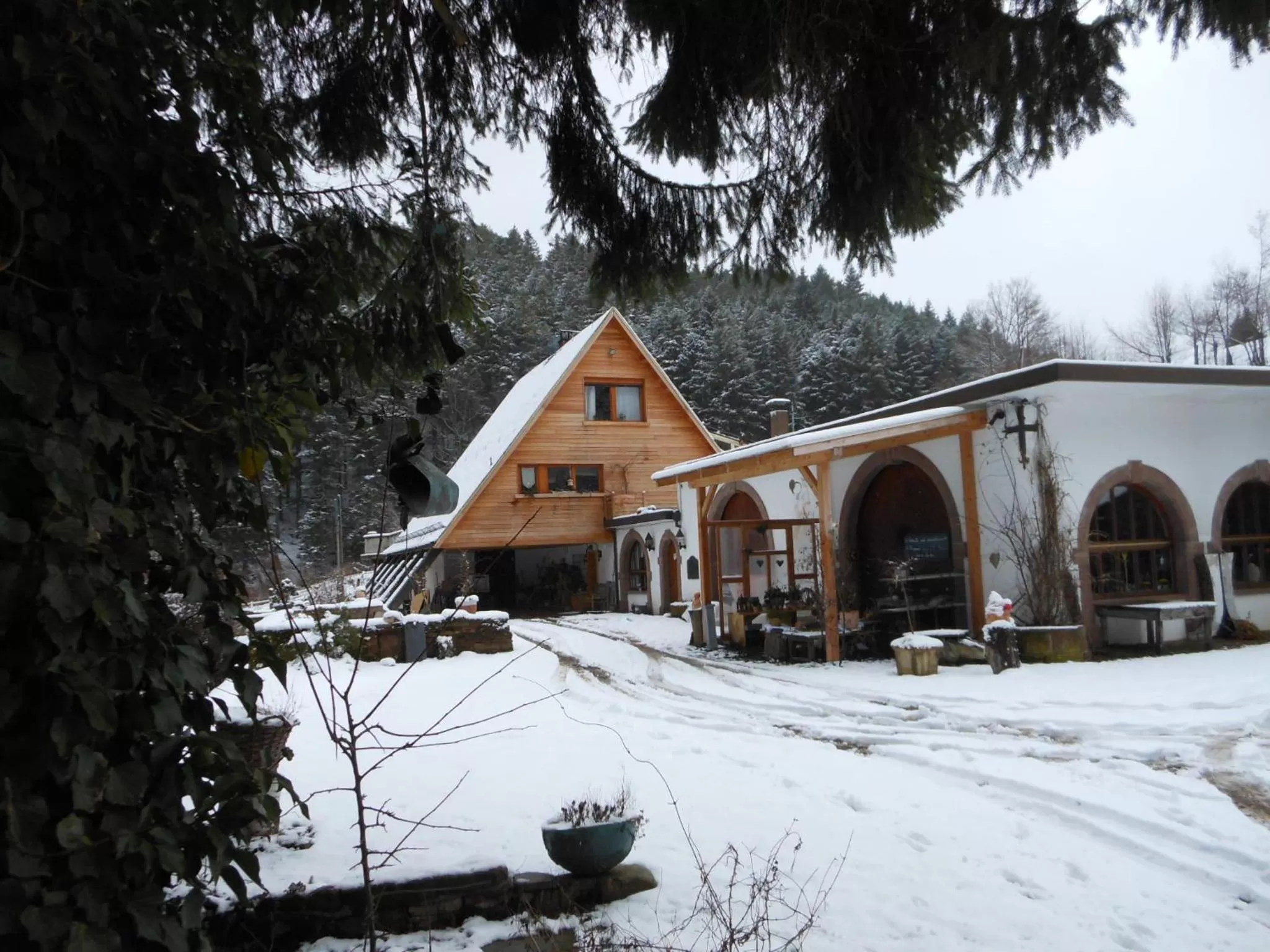Facade/entrance, Winter in L'Atelier de Gisèle