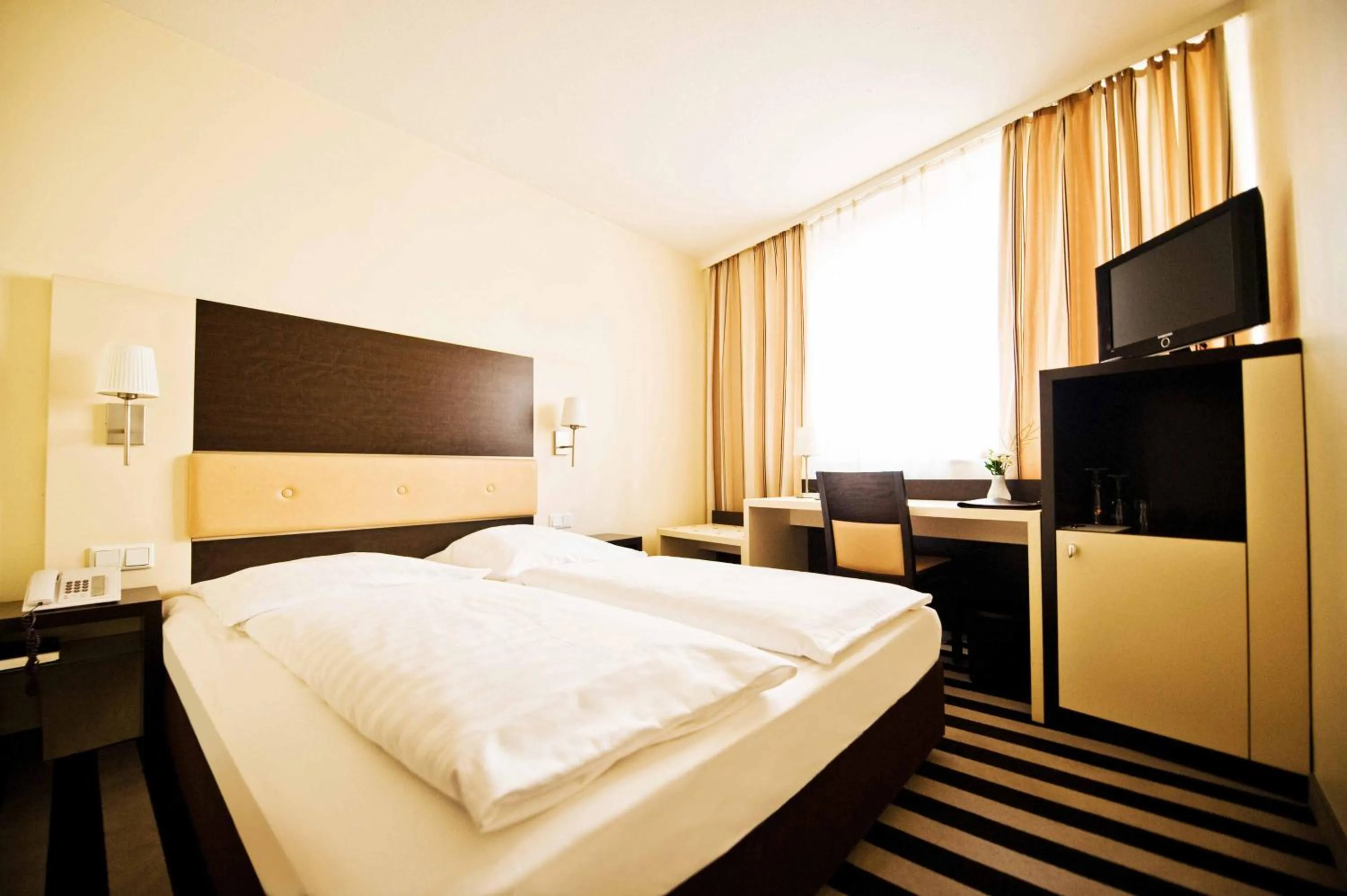 Communal lounge/ TV room, Bed in Bristol Hotel - Frankfurt City Centre - Central