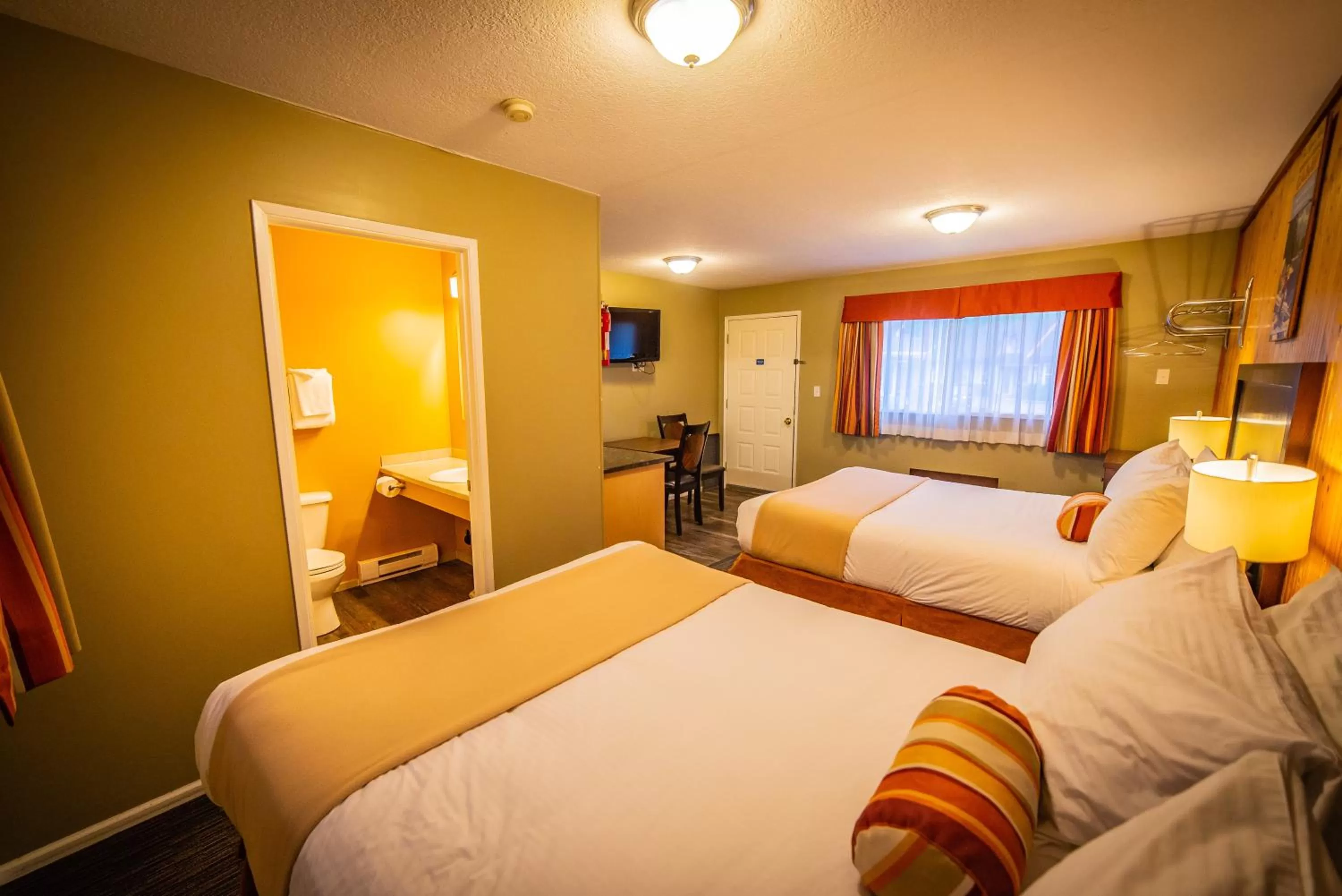Photo of the whole room, Bed in Alpine Inn & Suites