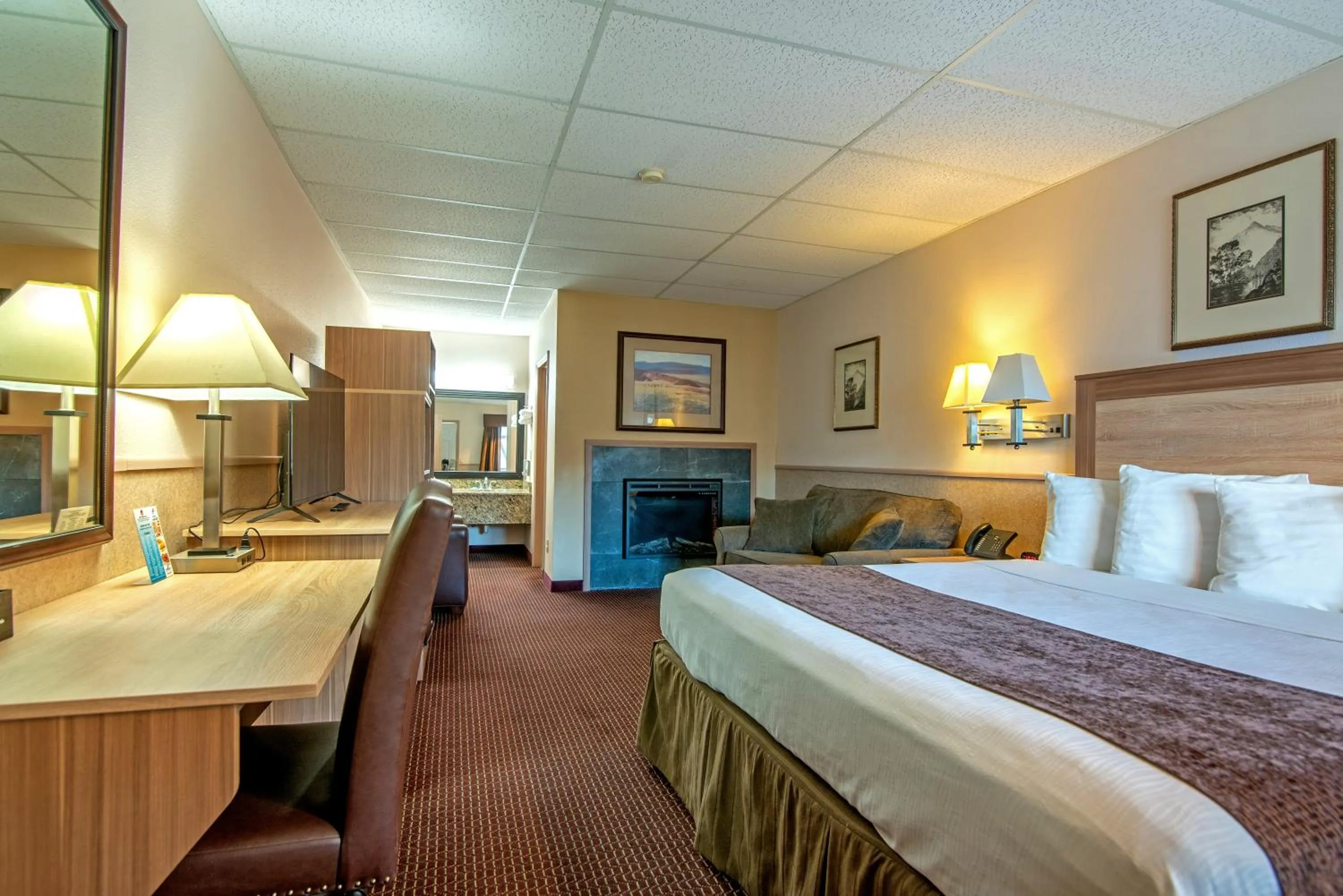 Photo of the whole room, Bed in Silver Spruce Inn