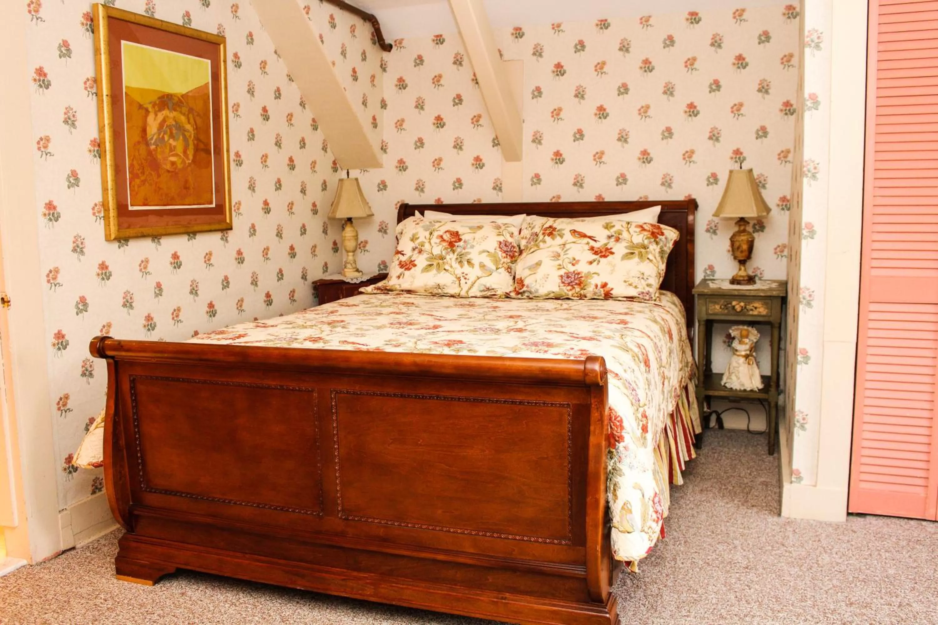 Bed in The Nutmeg Inn