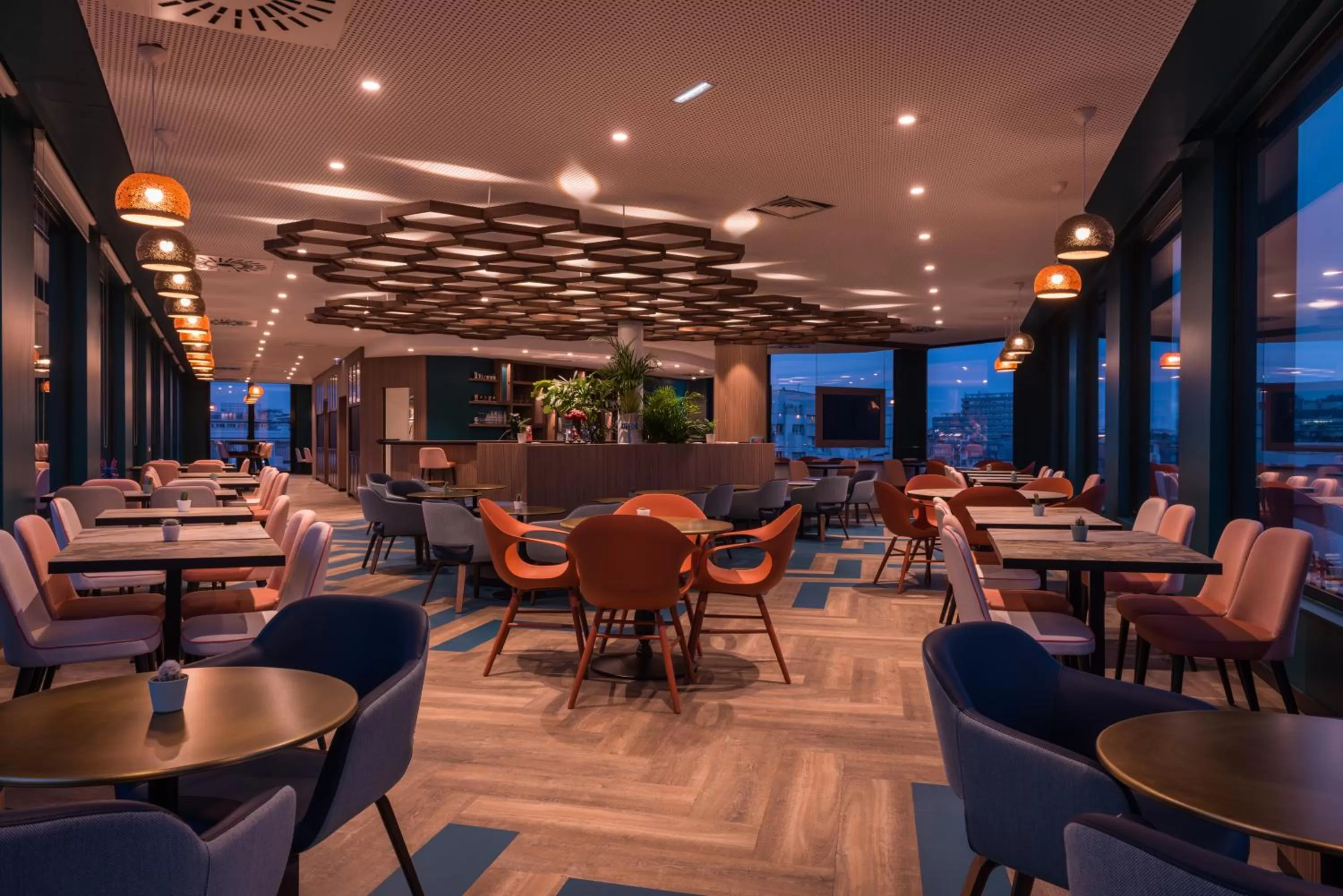 Lounge or bar in The Originals Boutique, Hôtel Maison Montmartre Paris Les Puces