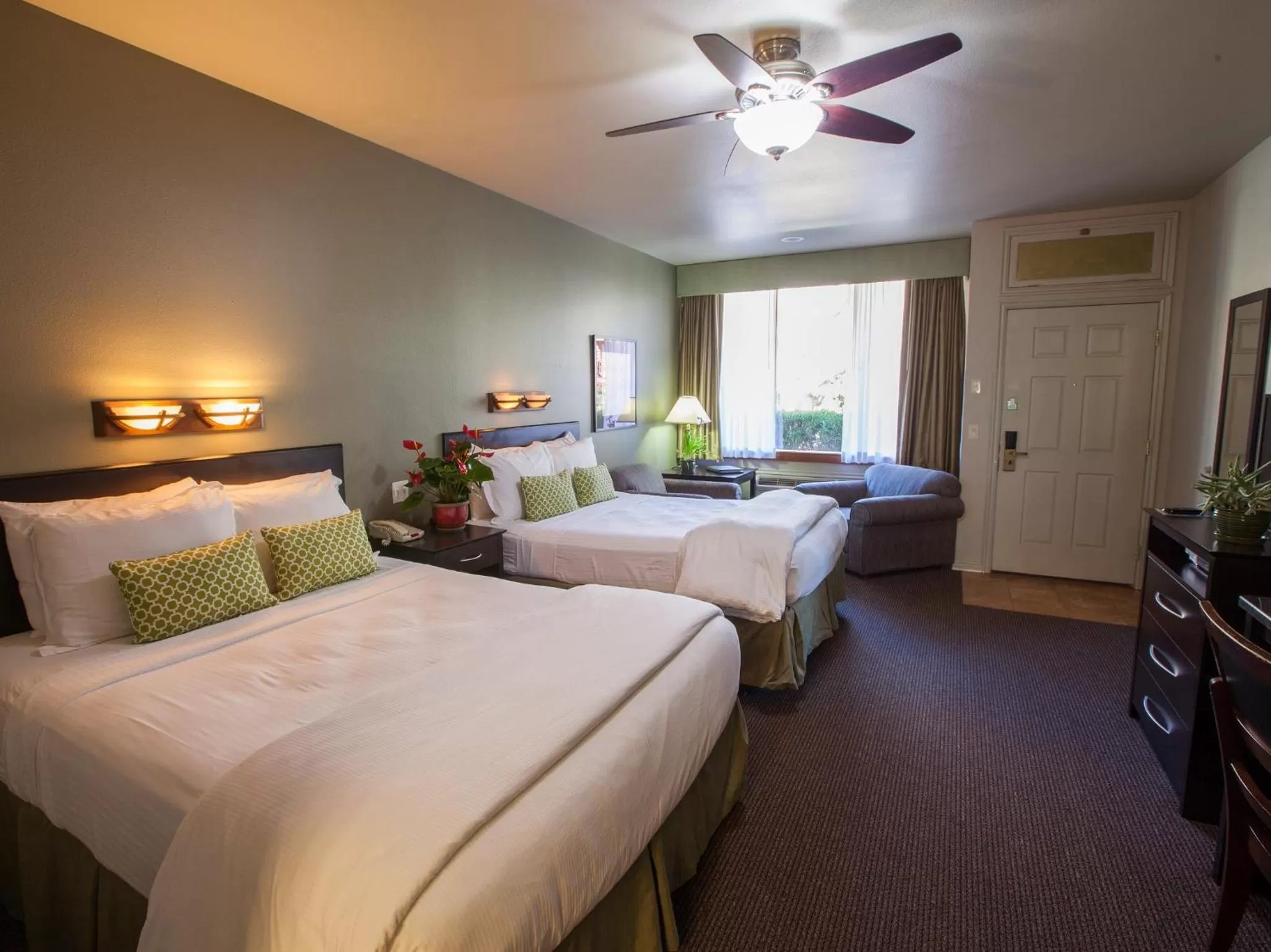 Photo of the whole room, Bed in Flanigan`s Resort and Spa