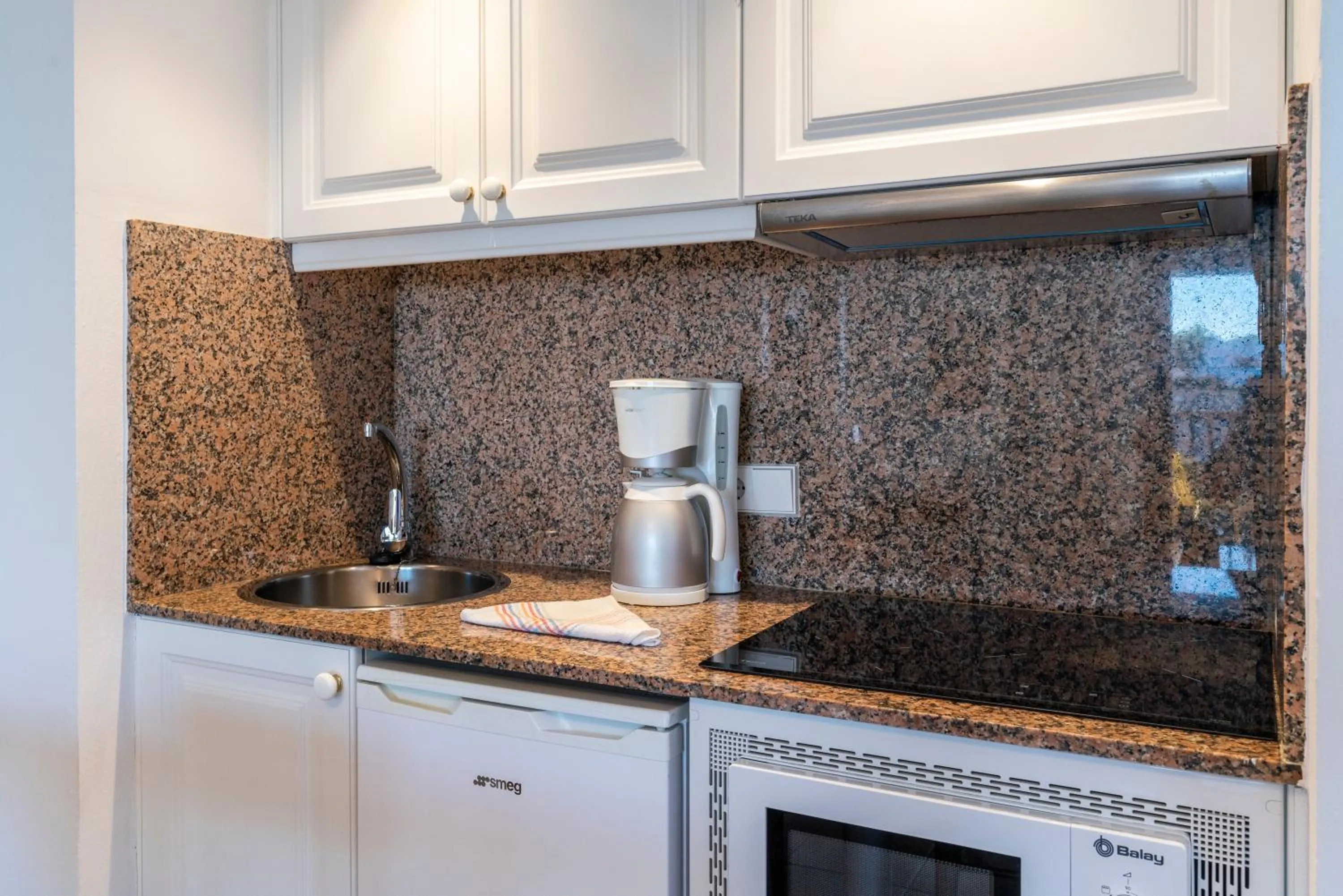 Kitchen or kitchenette, Kitchen/Kitchenette in Aparthotel HG Cala Llonga