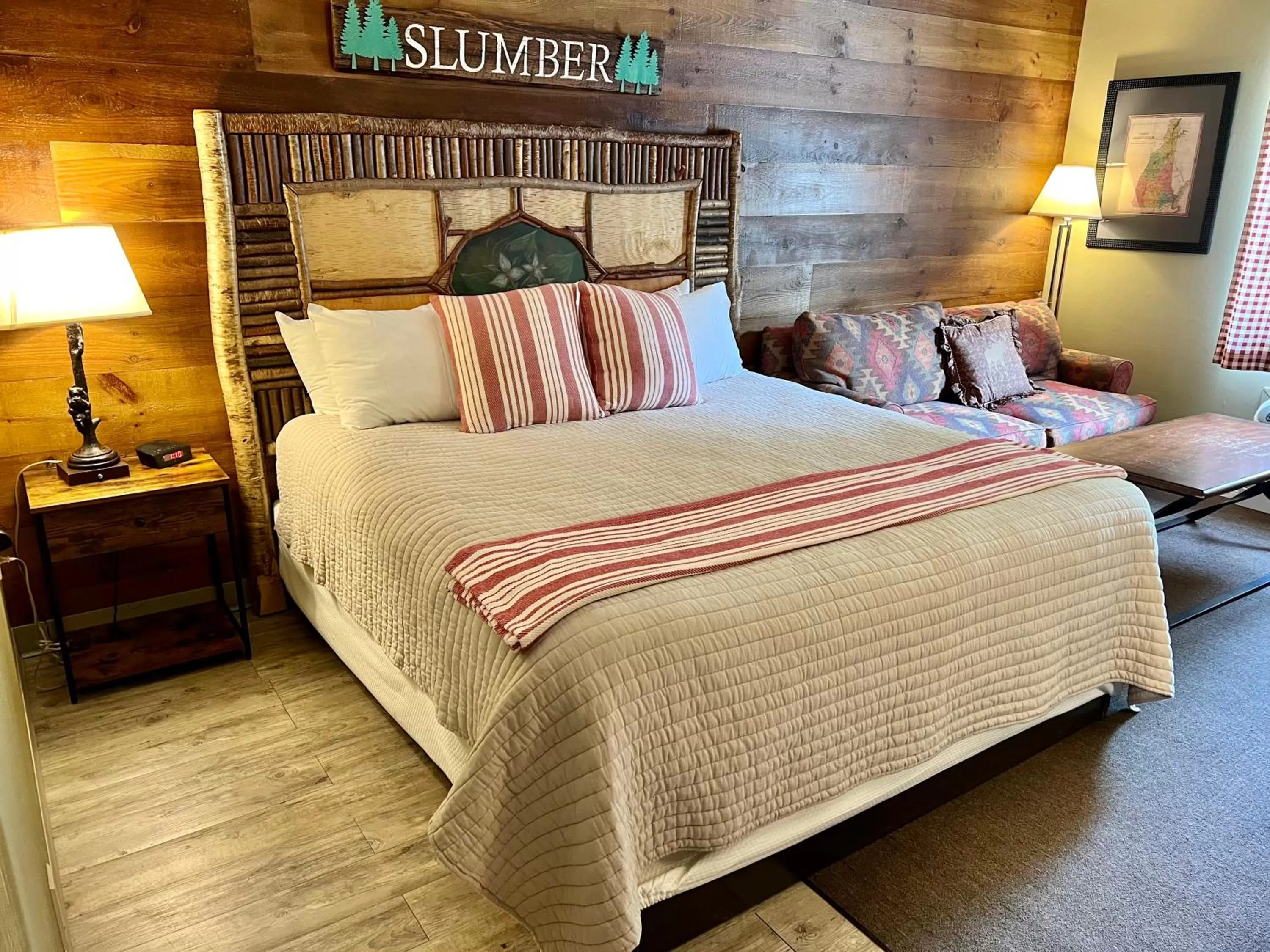 Bedroom, Bed in The Common Man Inn, Spa & Lodge