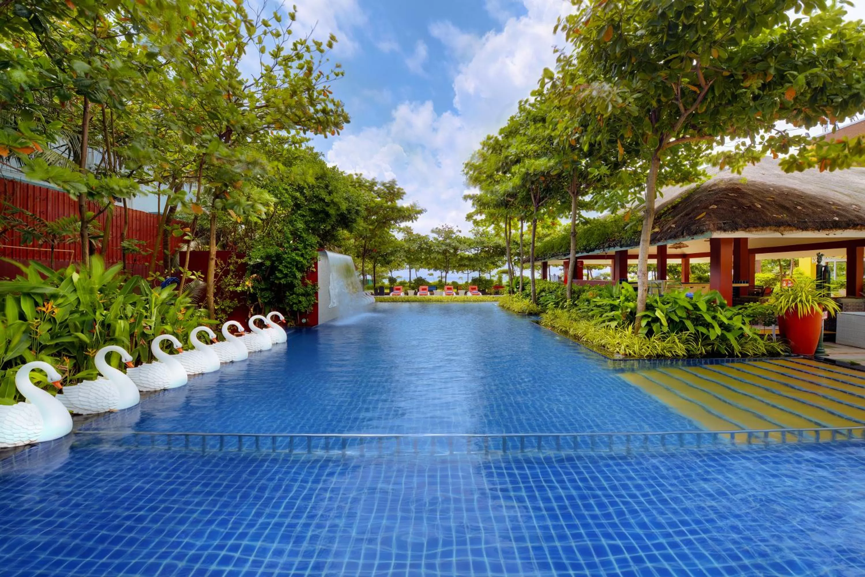 Pool view in Mayfair Waves