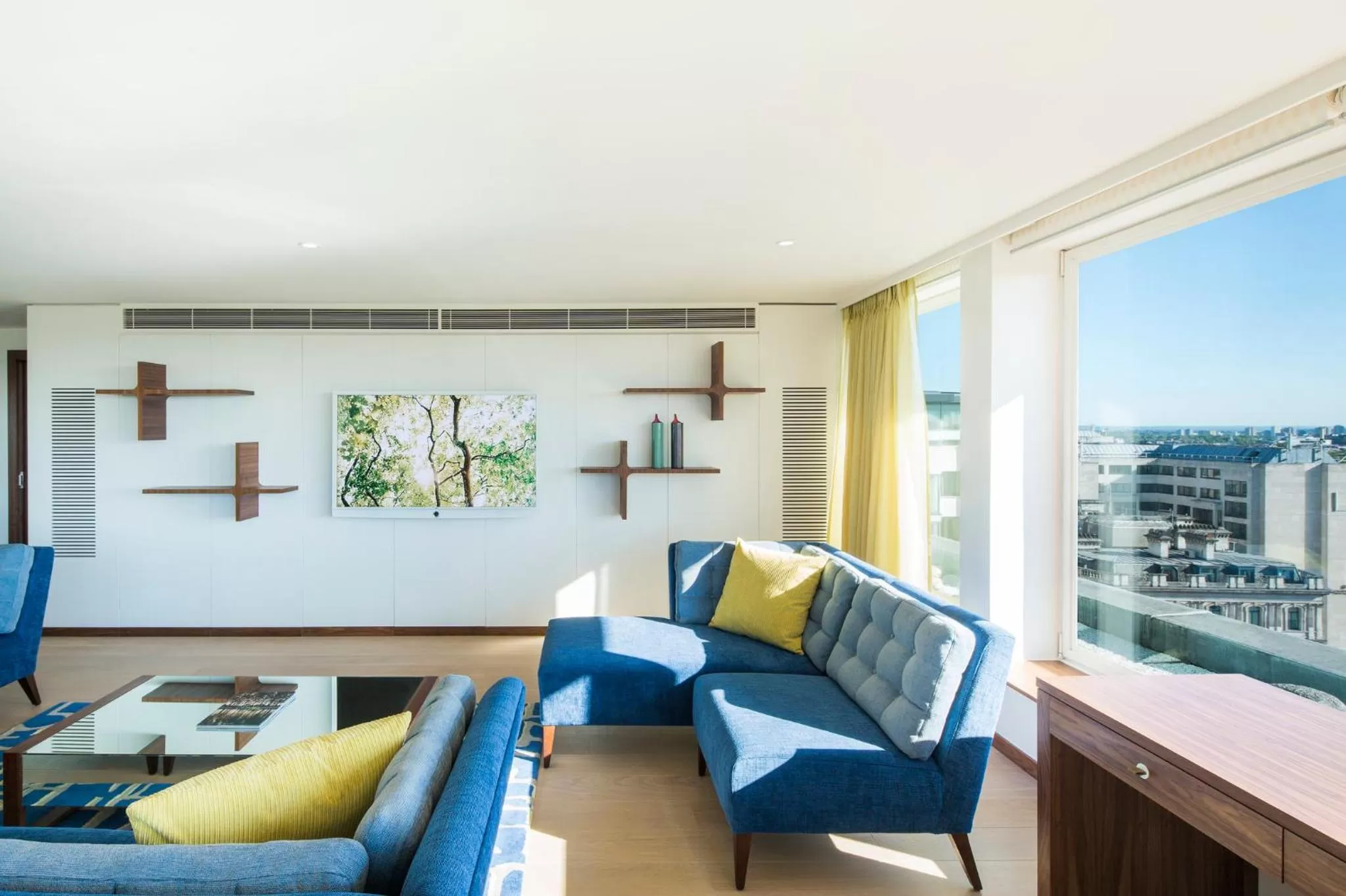 Photo of the whole room in COMO Metropolitan London