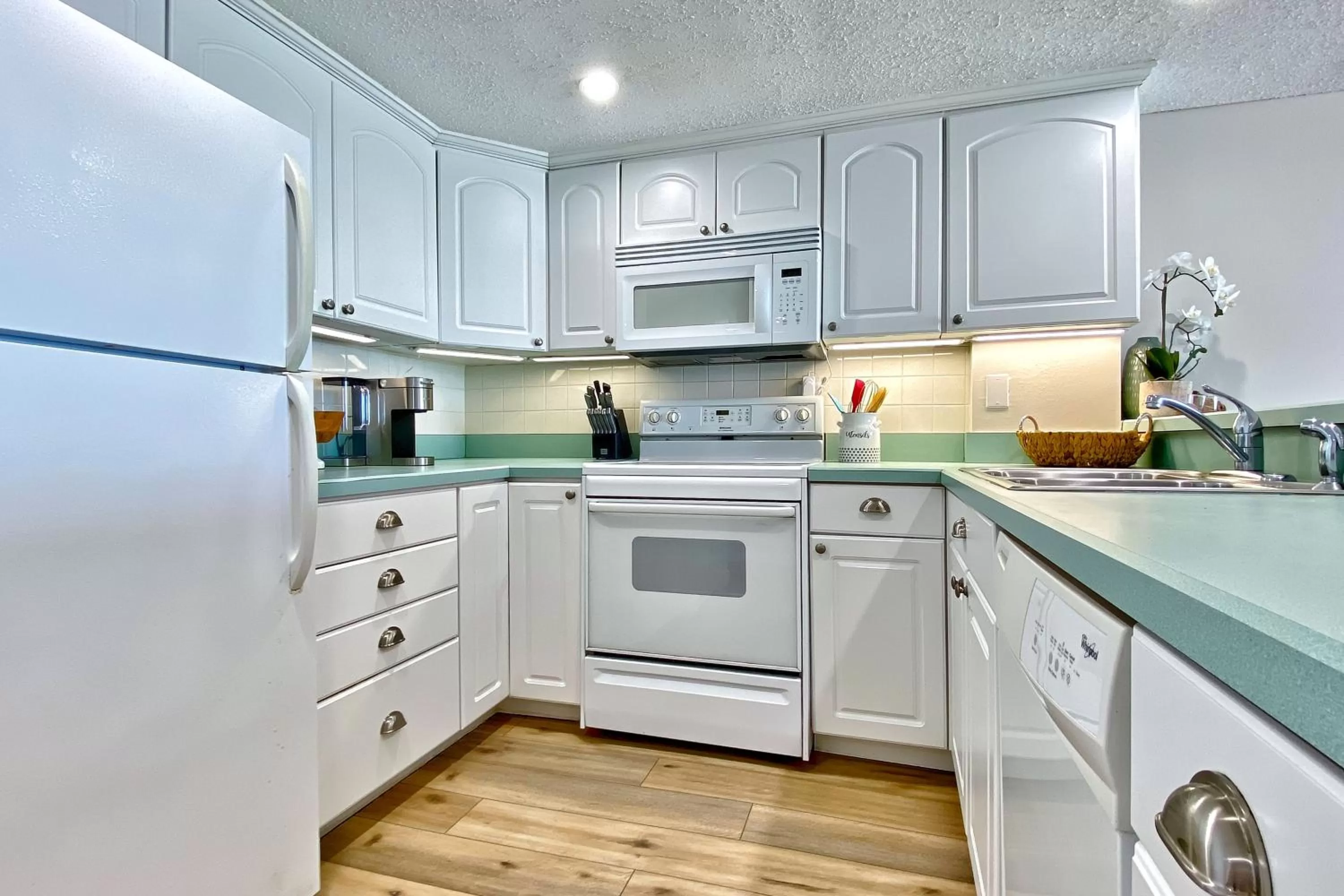 Kitchen/Kitchenette in Chateaux Sunset Suites 408