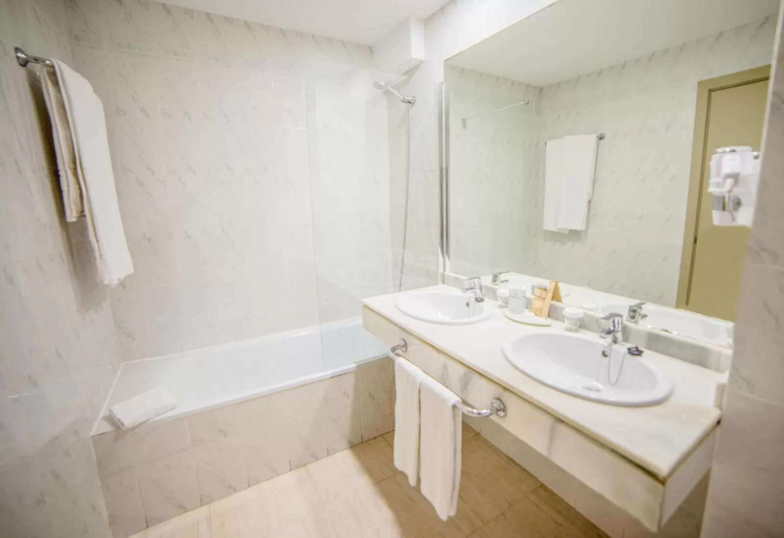 Bathroom in Hotel Beatriz Playa & Spa