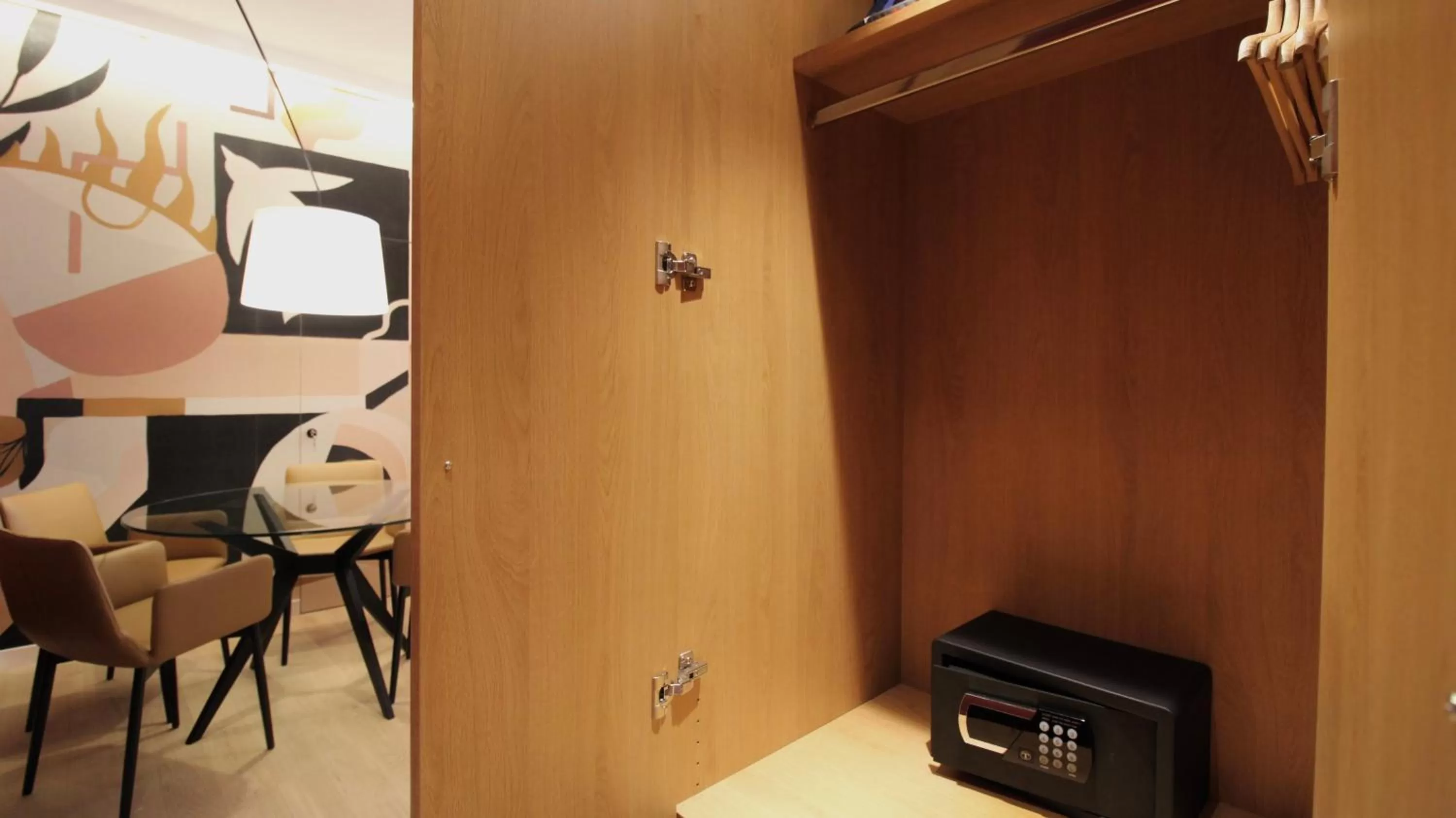 safe, TV/Entertainment Center in MiHotel Sala