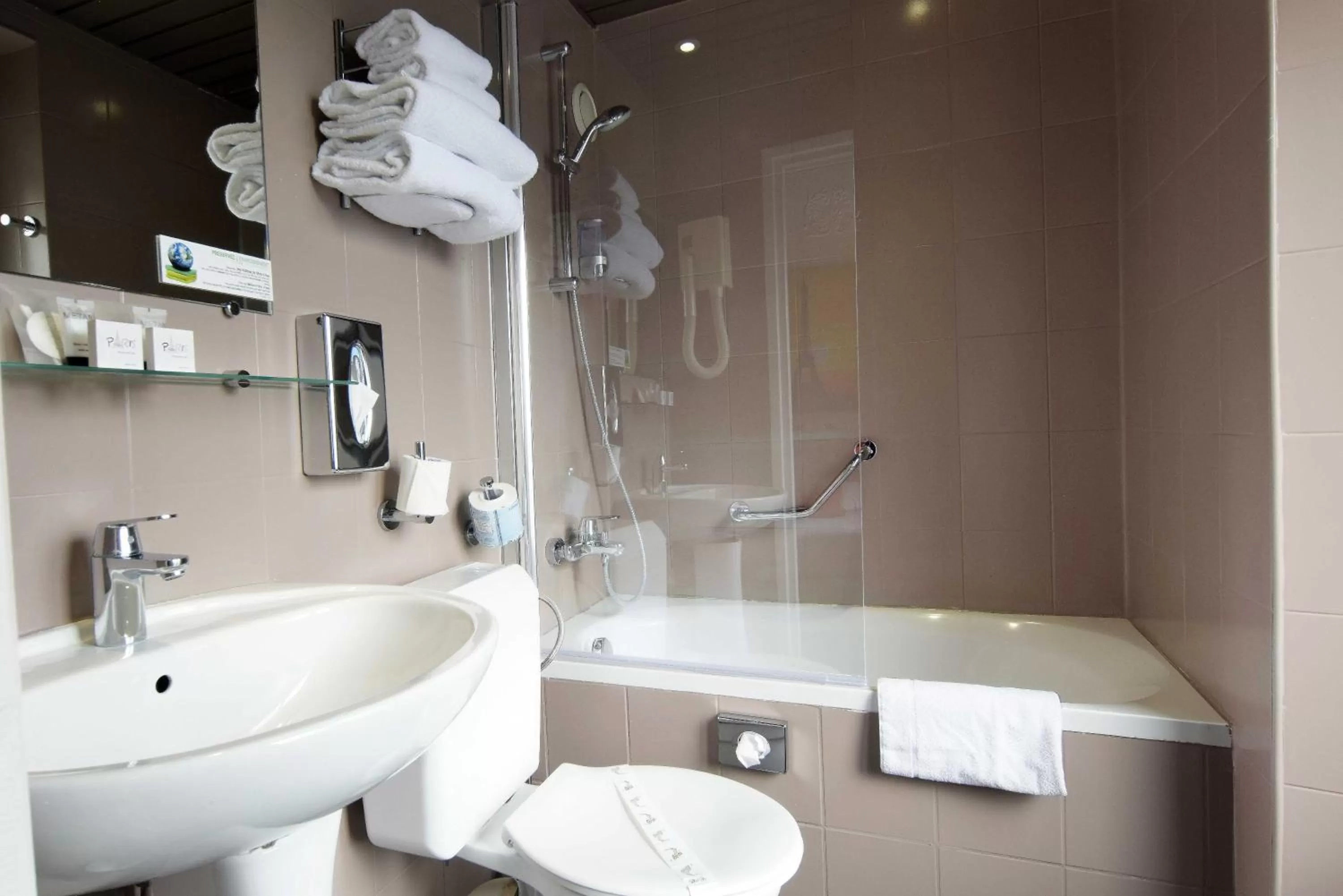 Bathroom in Alyss Saphir Cambronne Eiffel