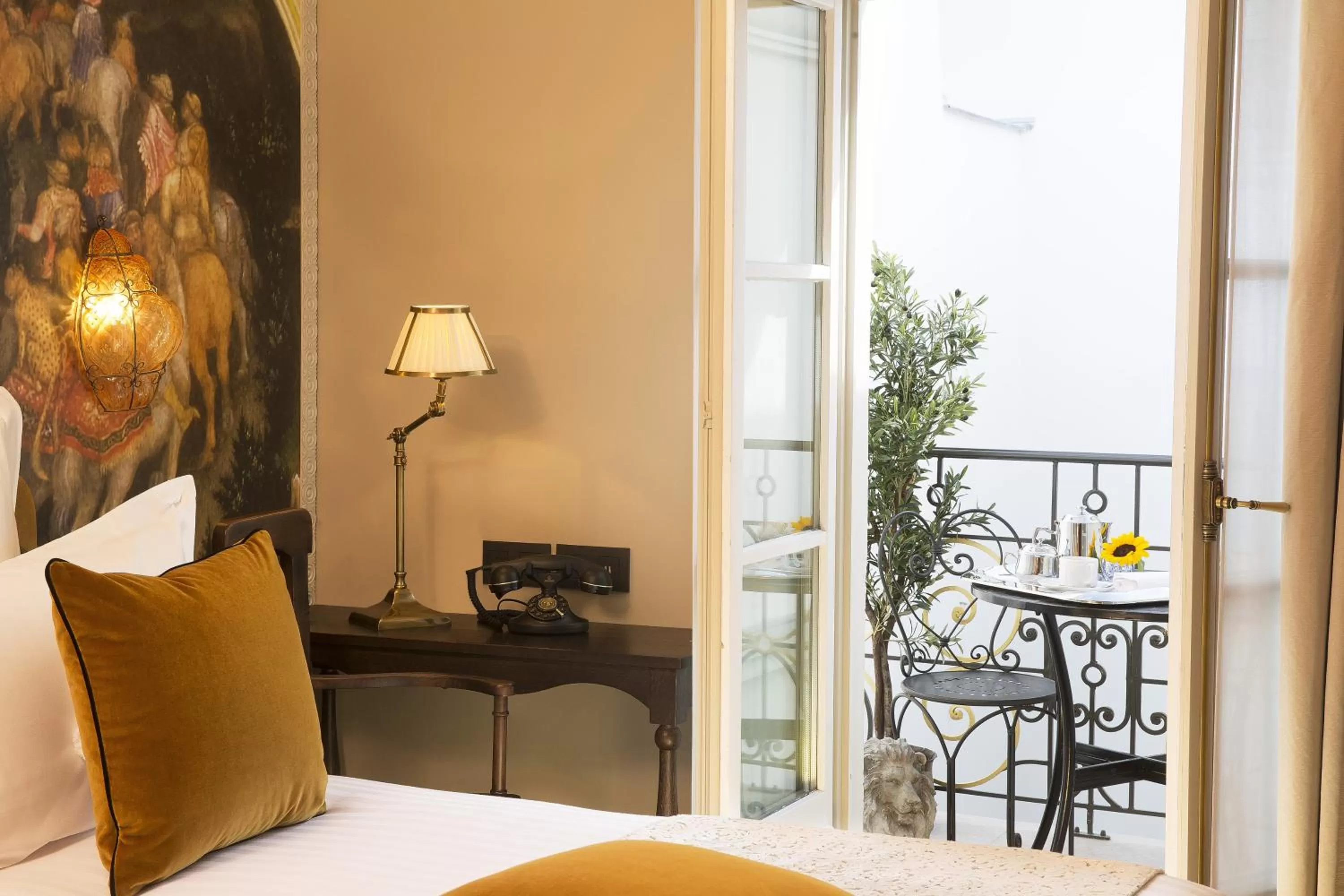 Balcony/Terrace, Bed in Hôtel Da Vinci & Spa