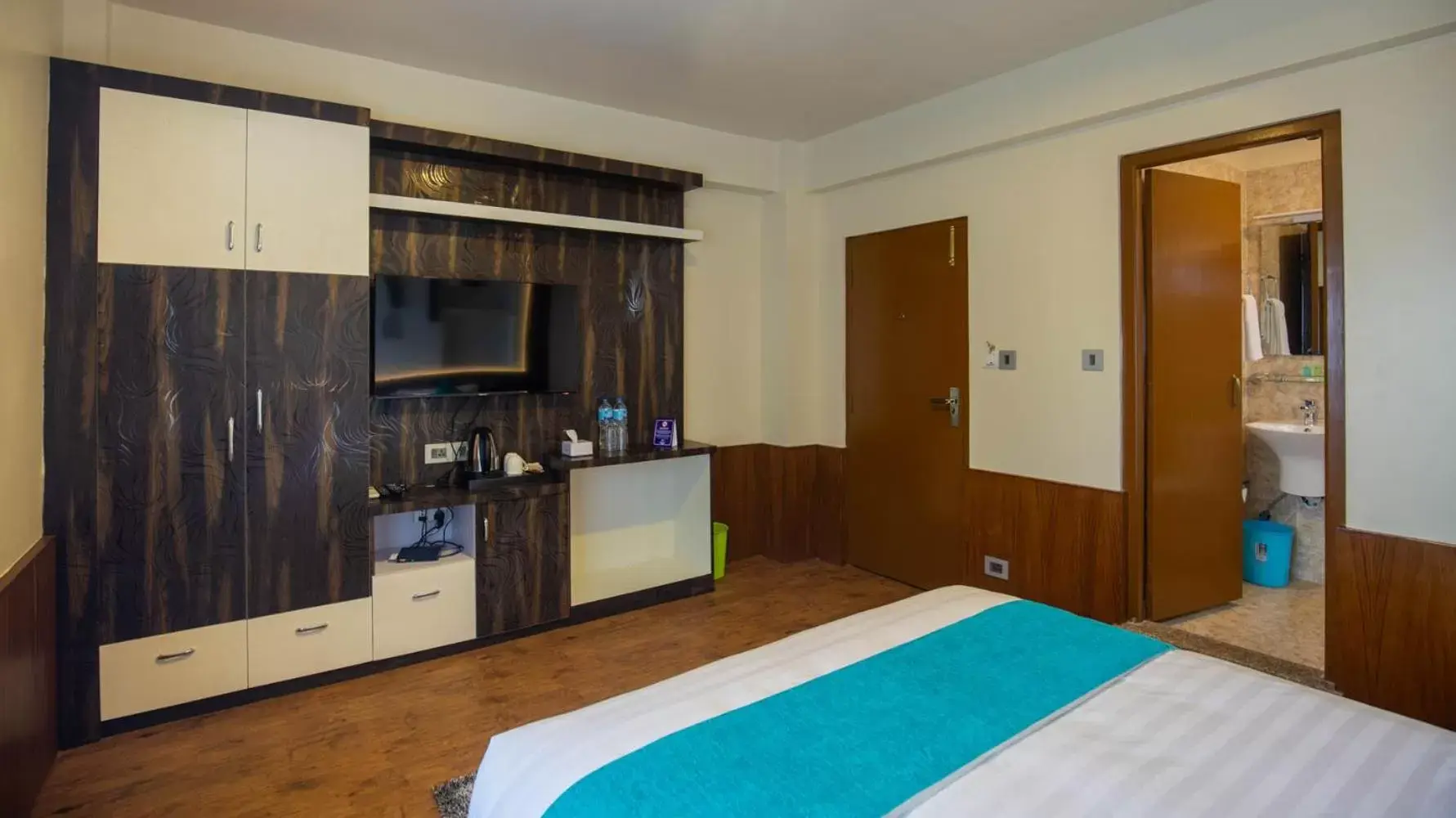 Double Room with Mountain View in Hotel Himalayan Glacier Double Room with Mountain View in Hotel Himalayan Glacier