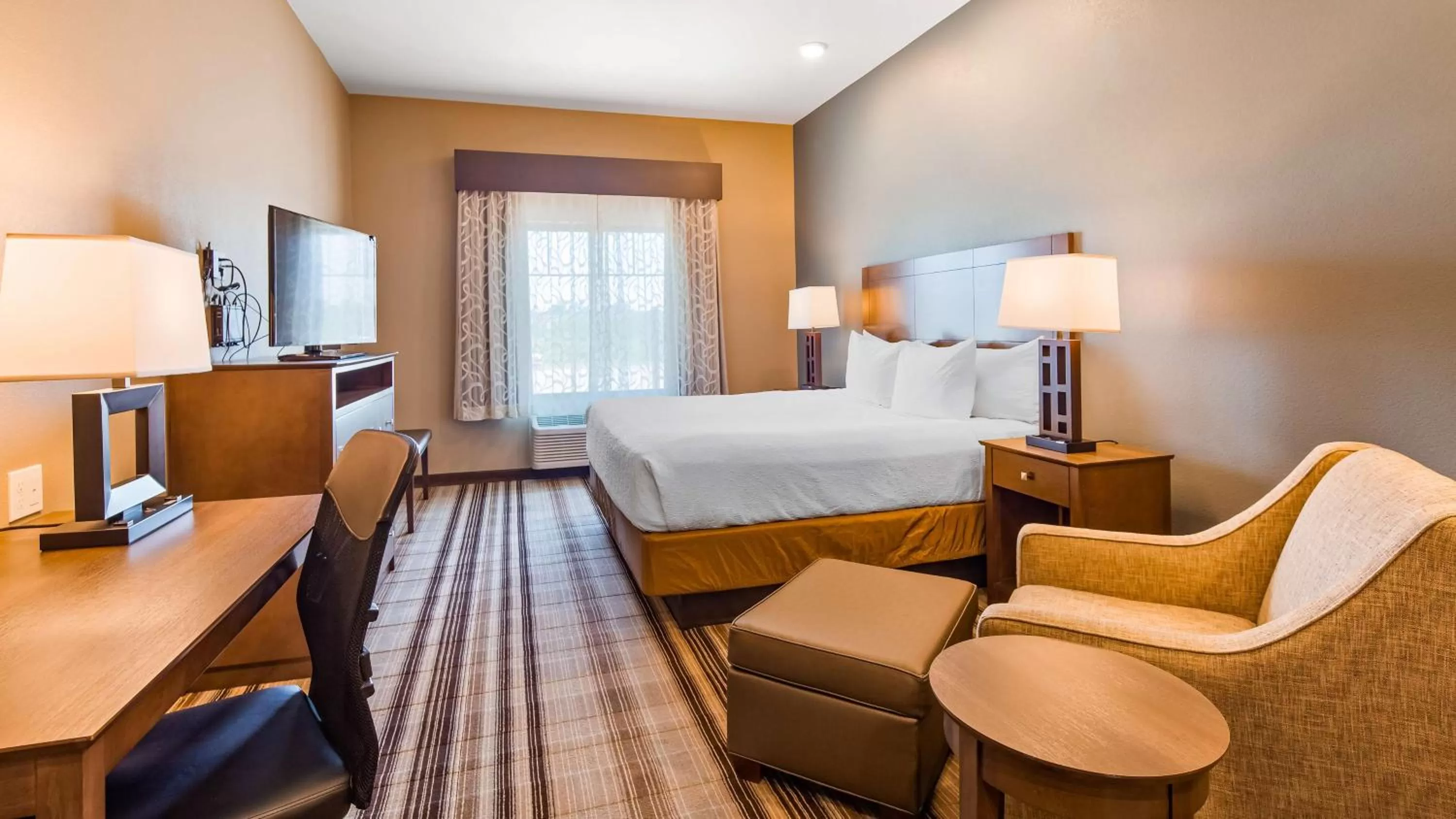 Bedroom, Bed in Best Western Plus Overland Inn