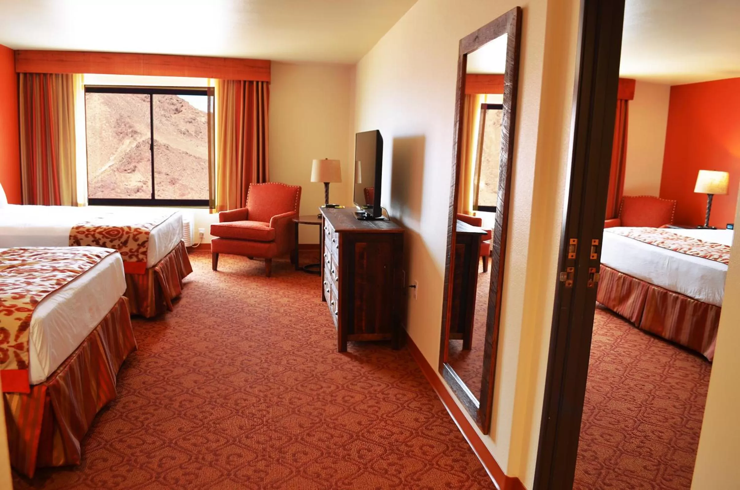 Photo of the whole room, Bed in Hoover Dam Lodge