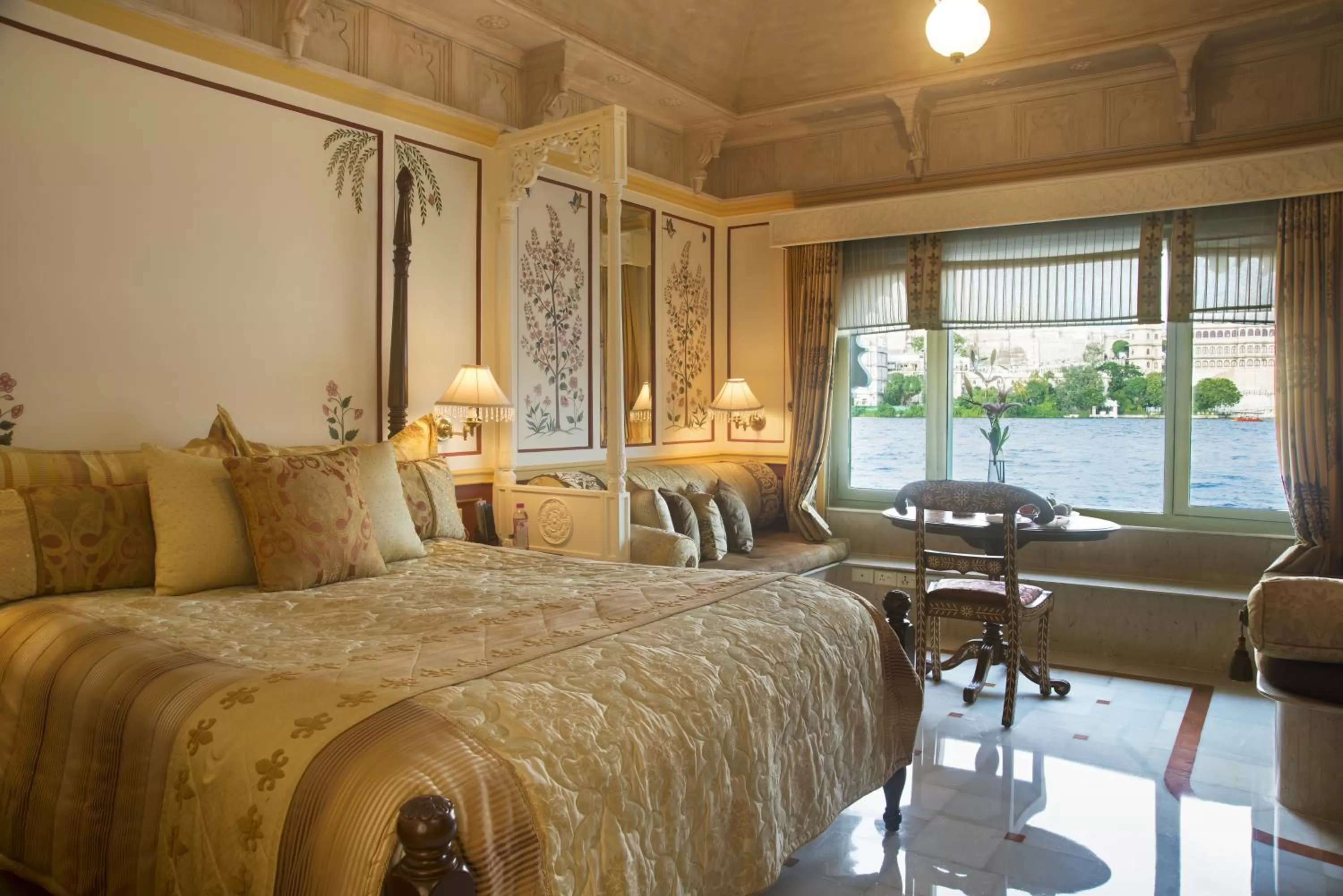Property building, Bed in Taj Lake Palace Udaipur