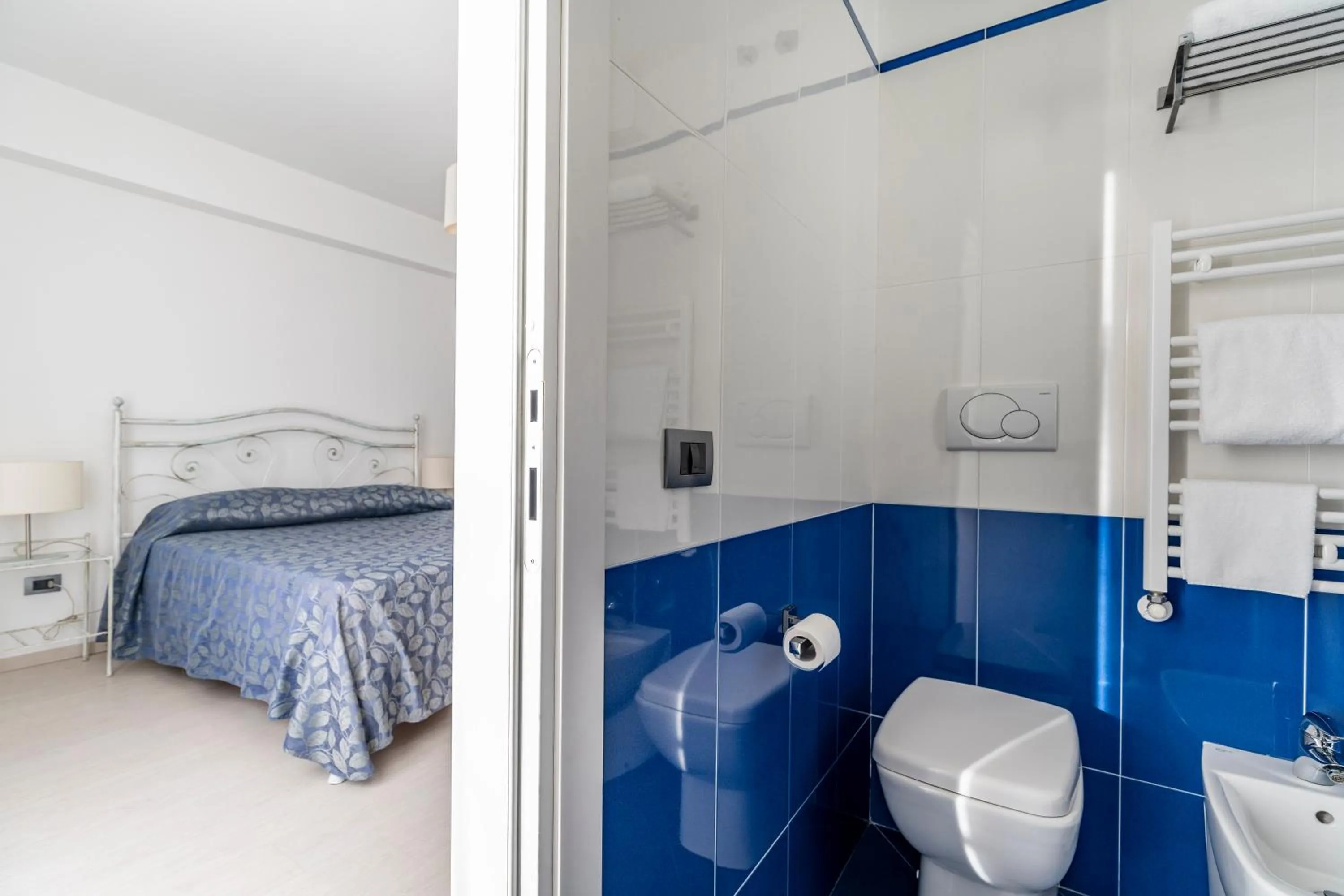 Shower, Bed in Hotel Sorriso