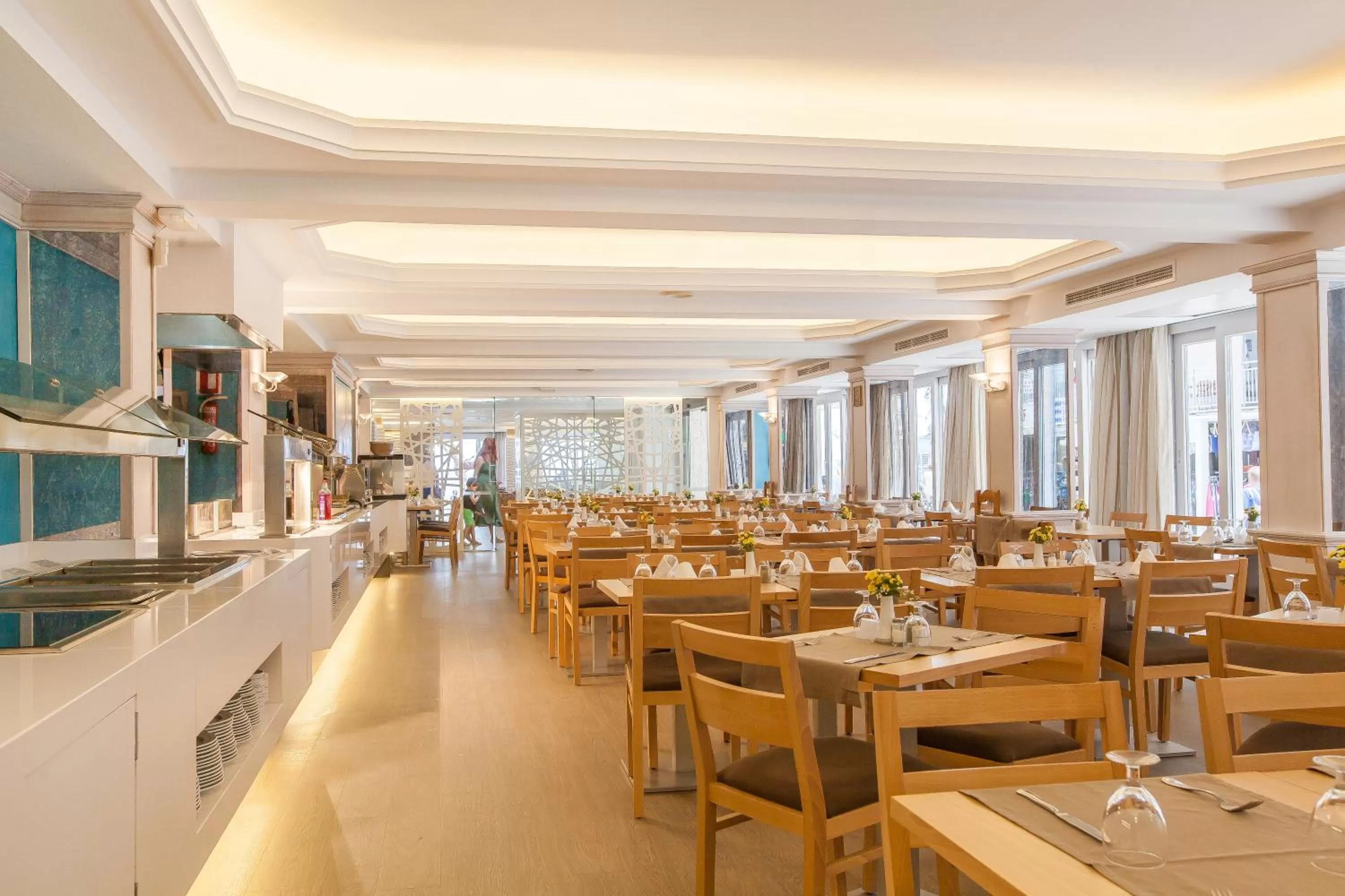 Restaurant/places to eat in Hotel Voramar