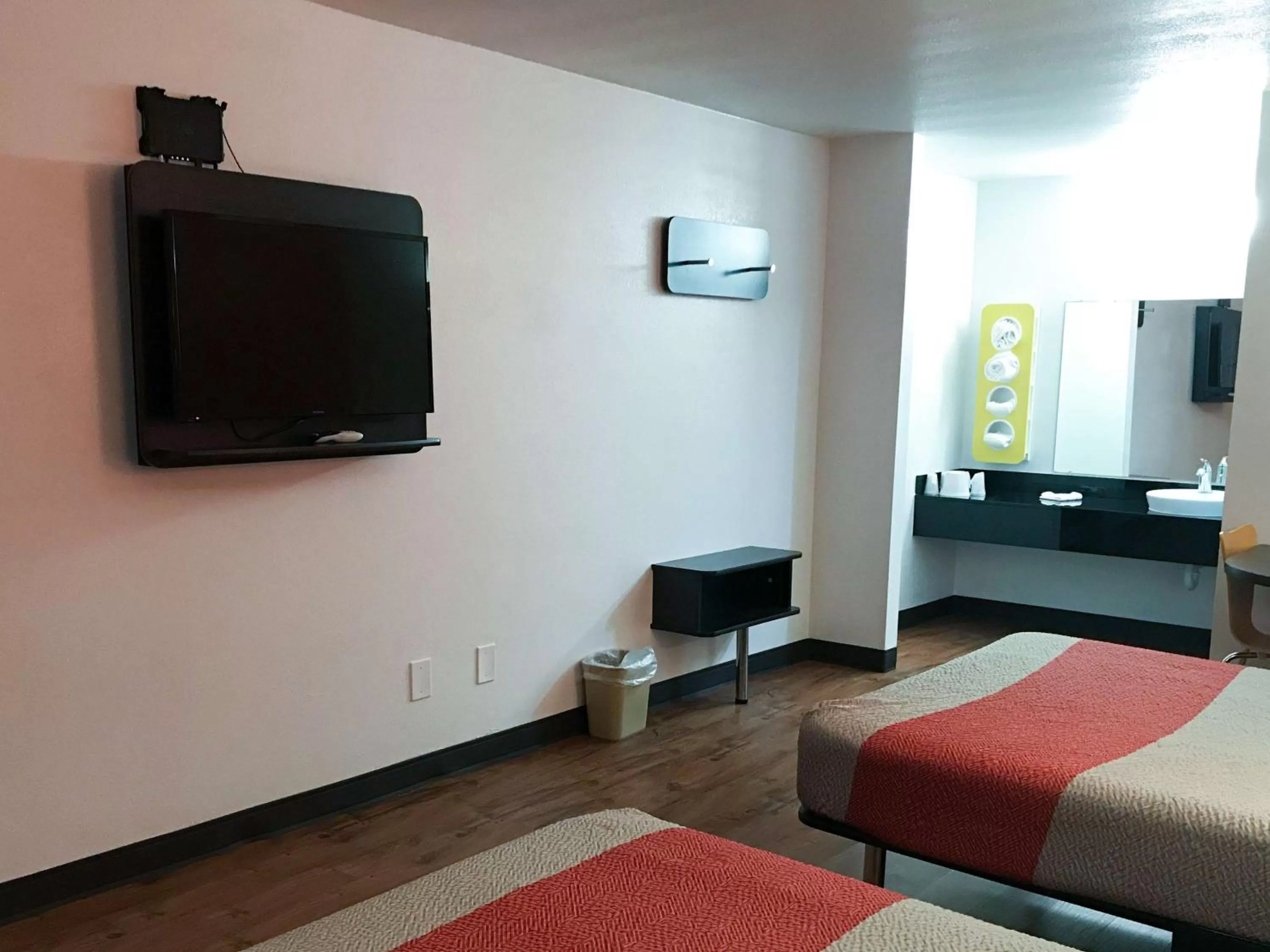 Photo of the whole room, Bed in Motel 6-Bremen, GA