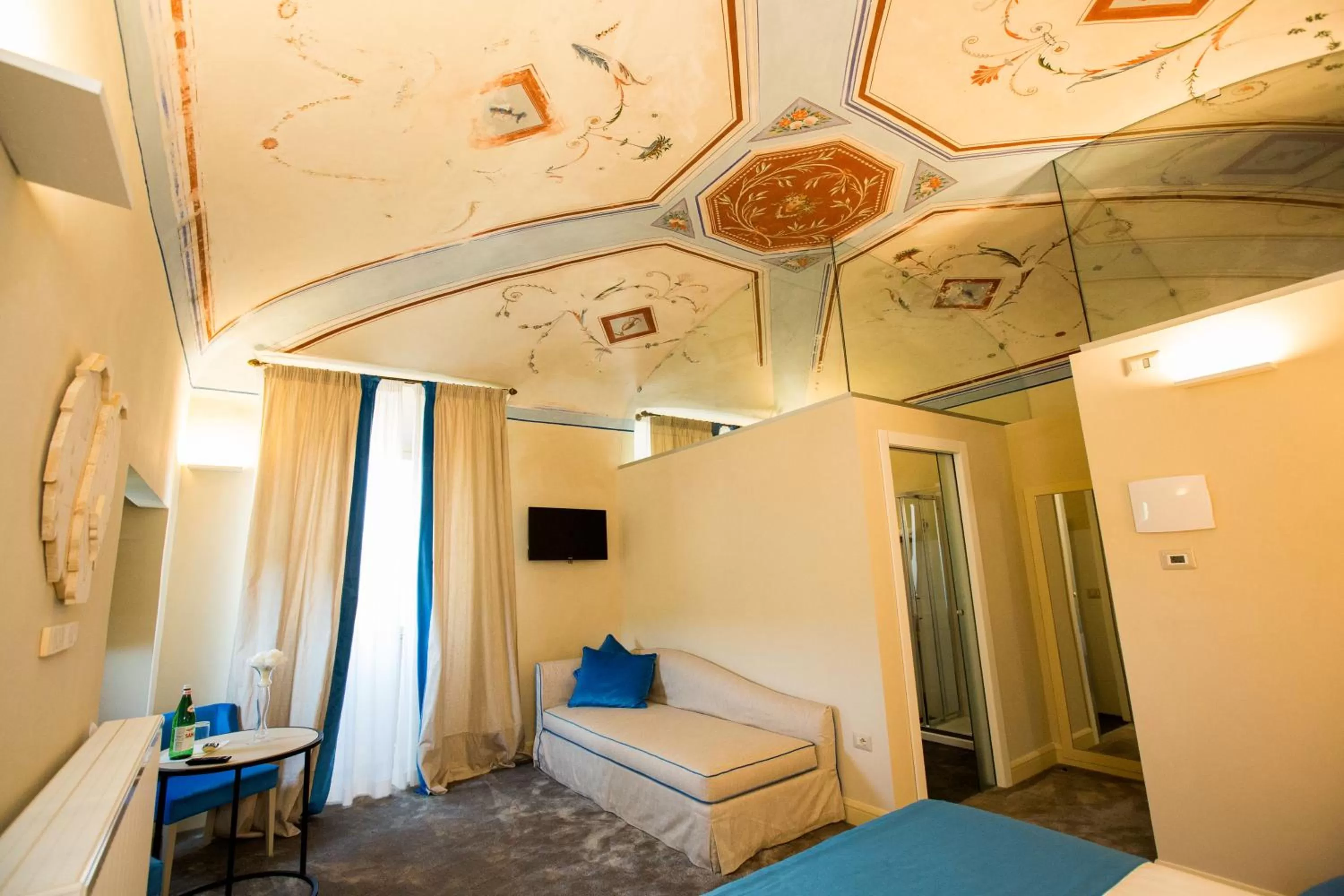 Photo of the whole room, Bed in Palazzo Franceschini