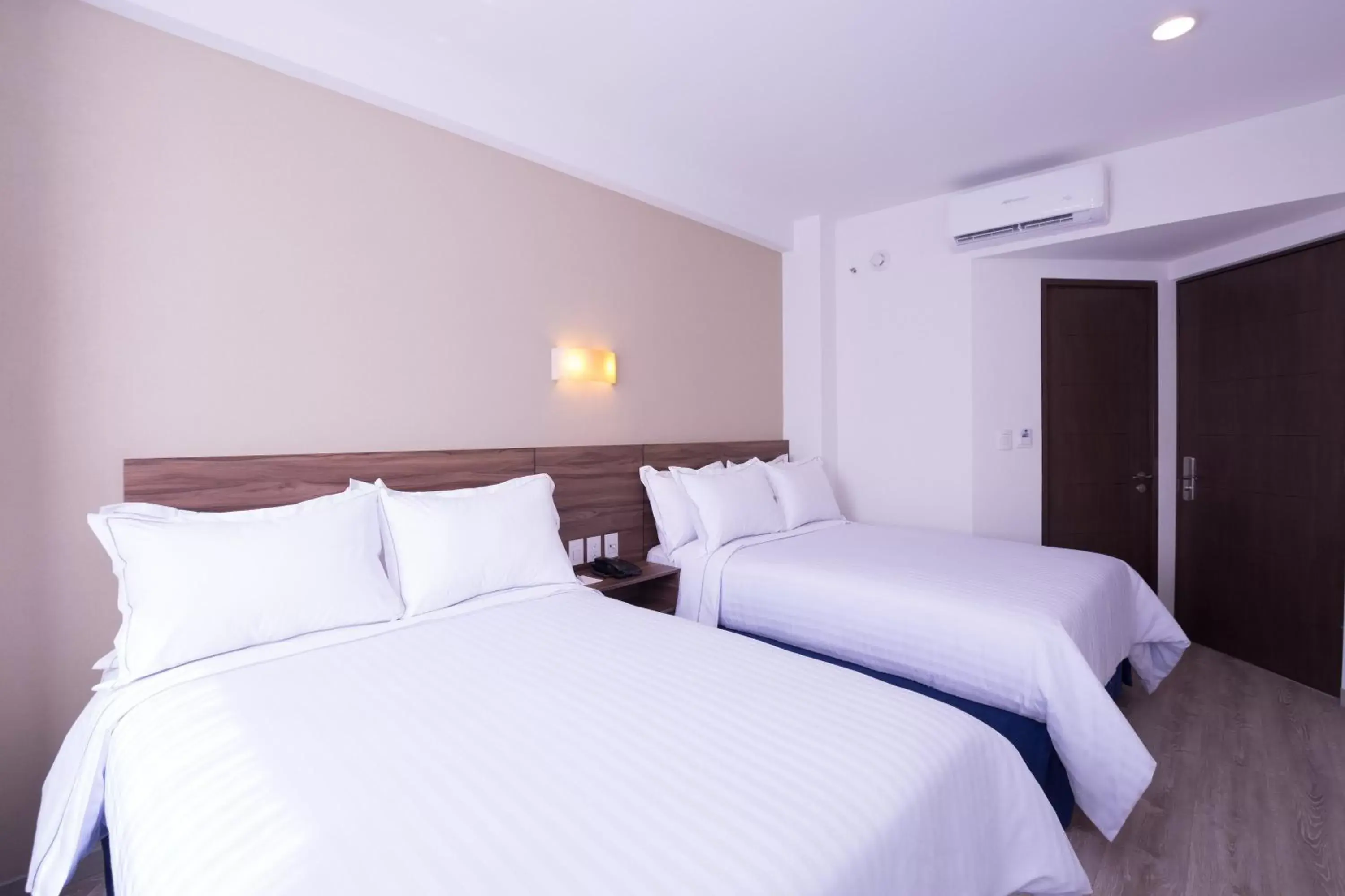 Double Room in Crown Victoria Hotel Double Room in Crown Victoria Hotel