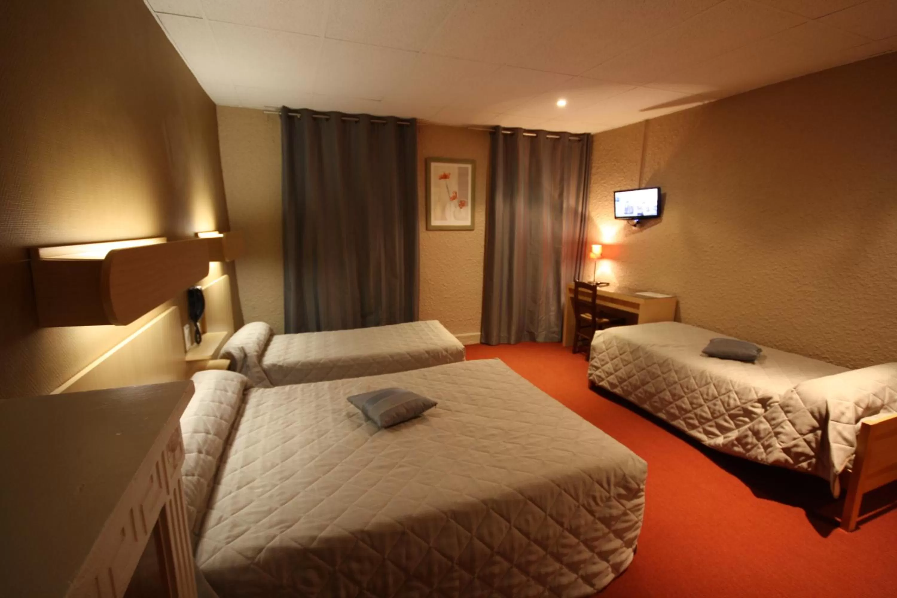 Photo of the whole room, Bed in Logis Hotel L'ange Couronne