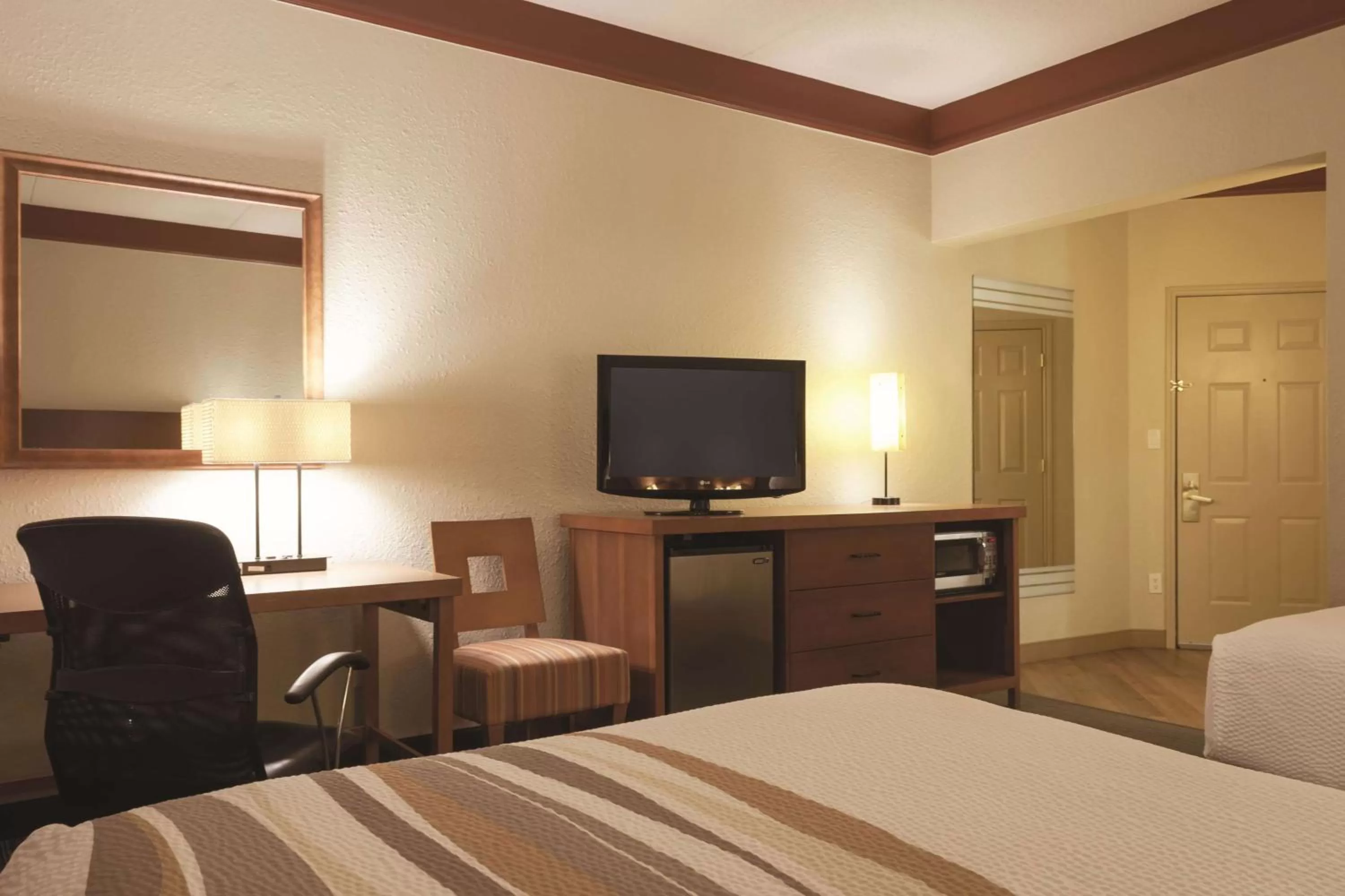 Photo of the whole room, Bed in La Quinta by Wyndham Atlanta Ballpark/Galleria