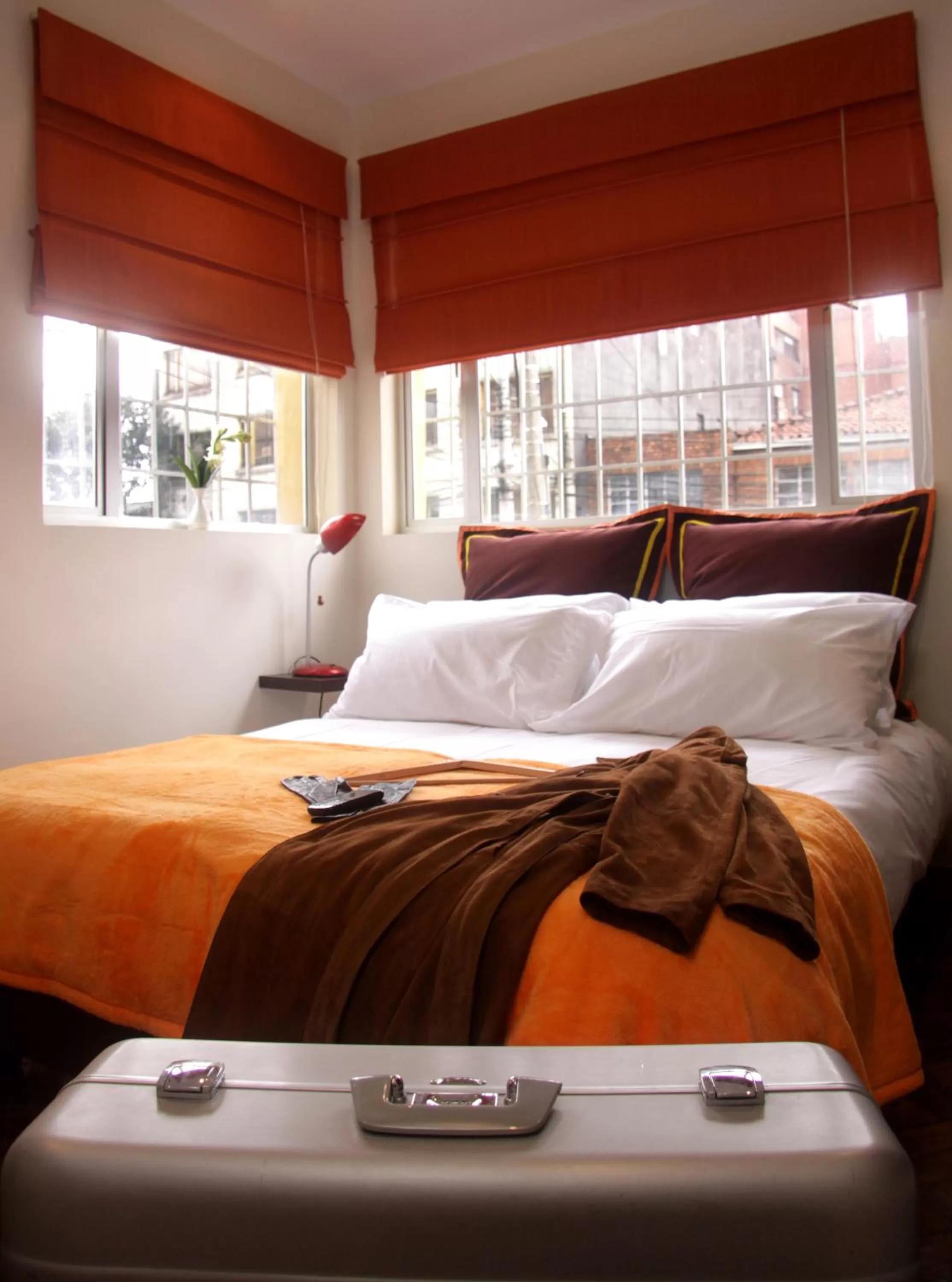 Bedroom, Bed in 6 Suites Hotel