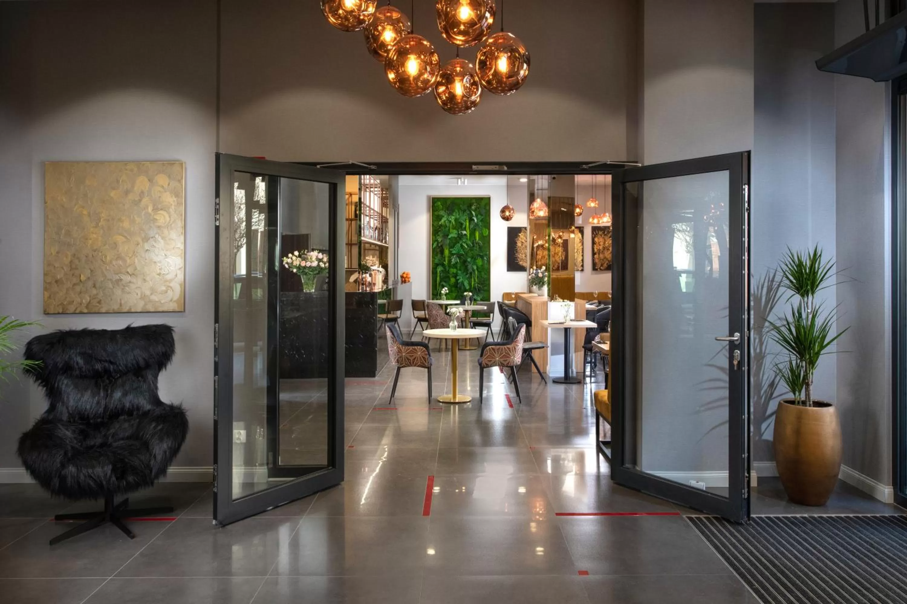 Restaurant/places to eat in Xerion Hotel