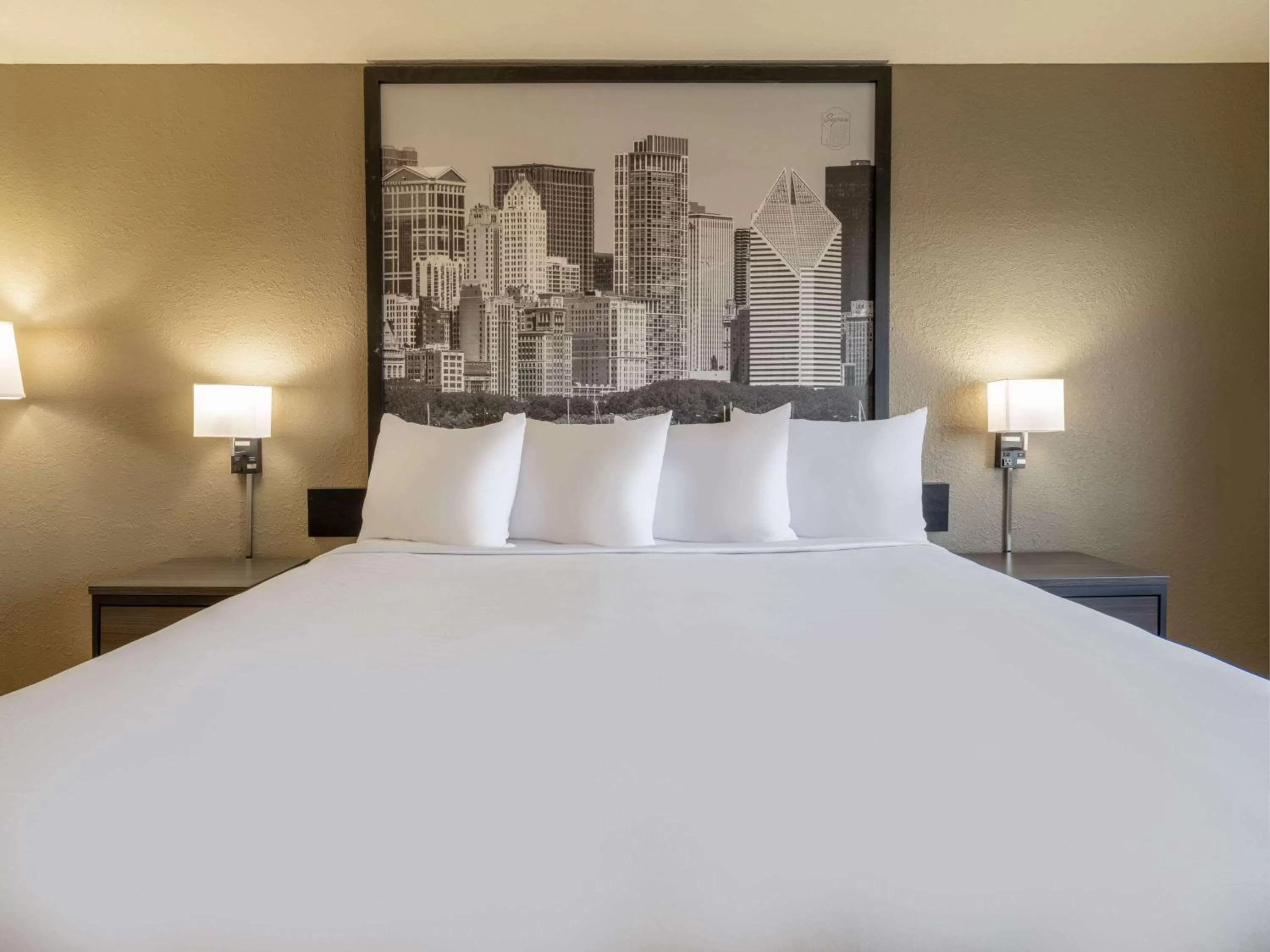 Bedroom, Bed in Super 8 by Wyndham Clinton